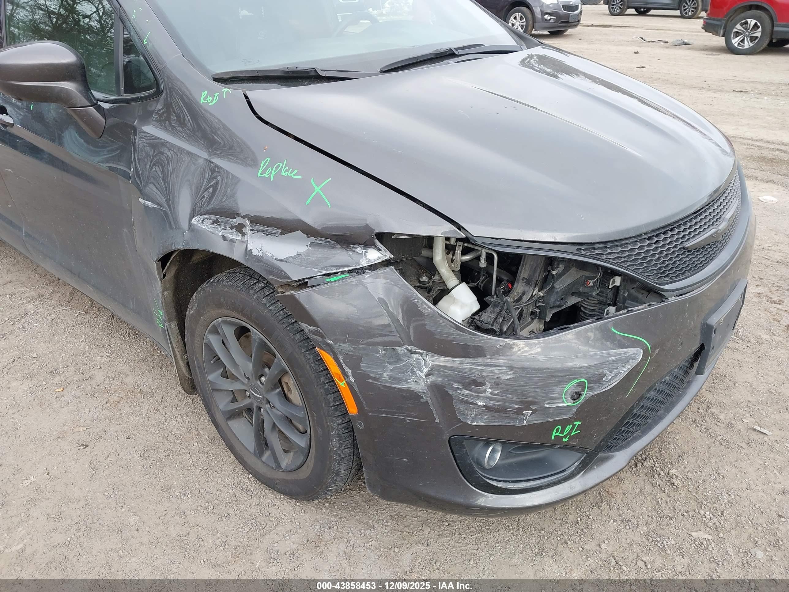 CHRYSLER PACIFICA image 6