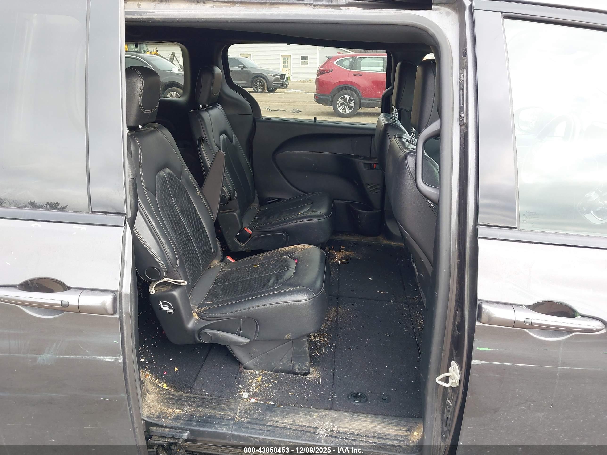CHRYSLER PACIFICA image 8