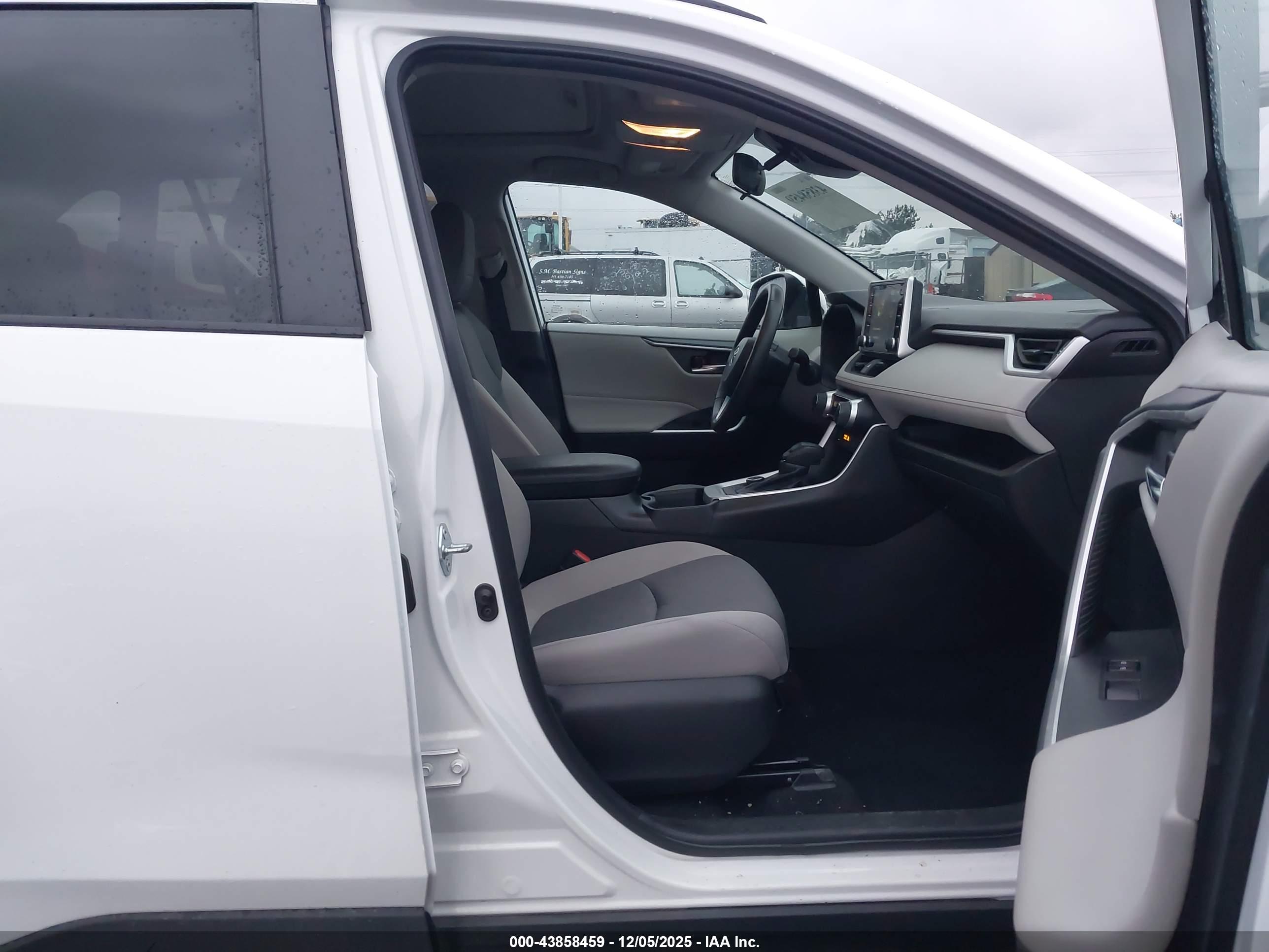 TOYOTA RAV4 image 5