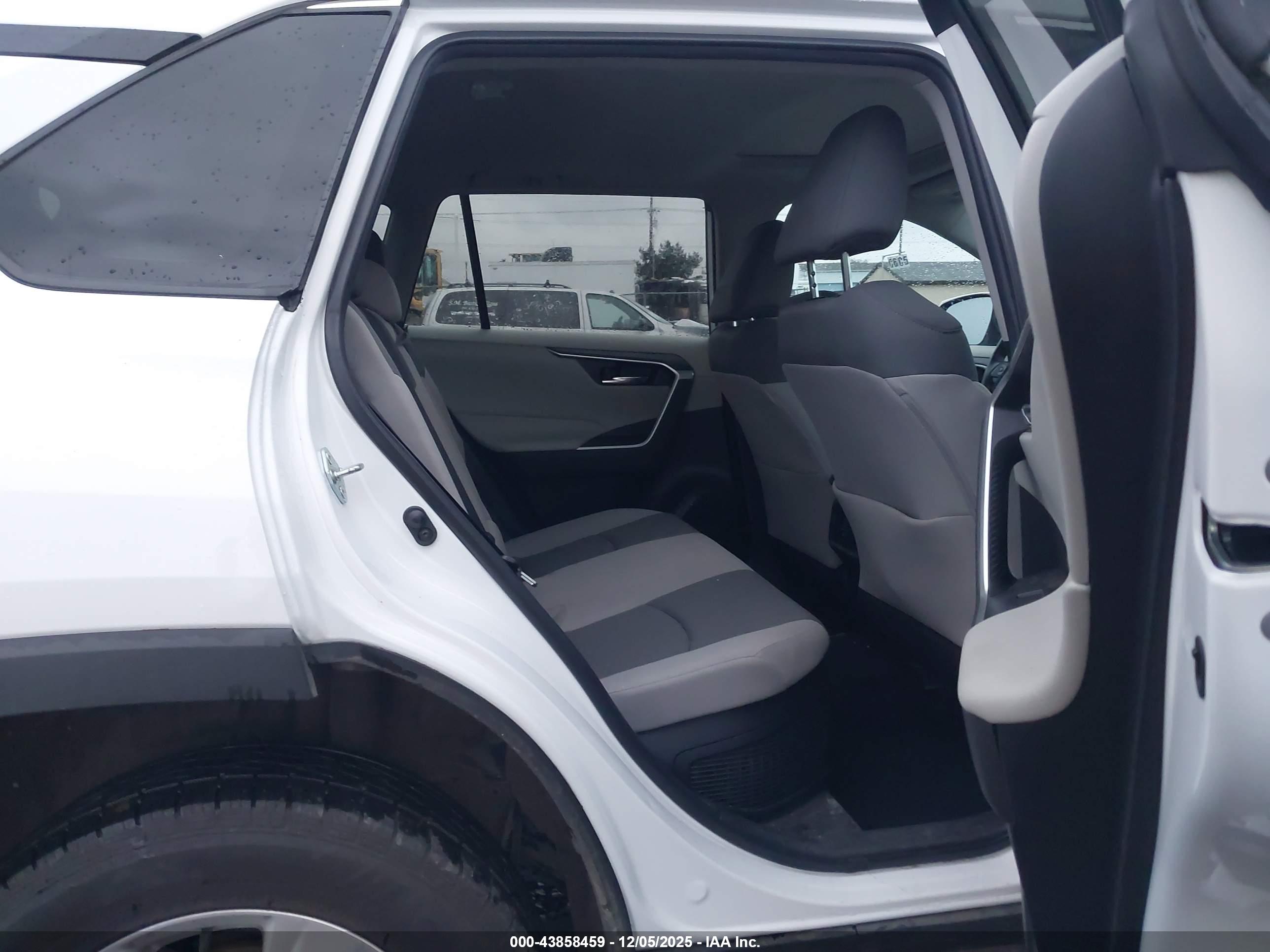 TOYOTA RAV4 image 8