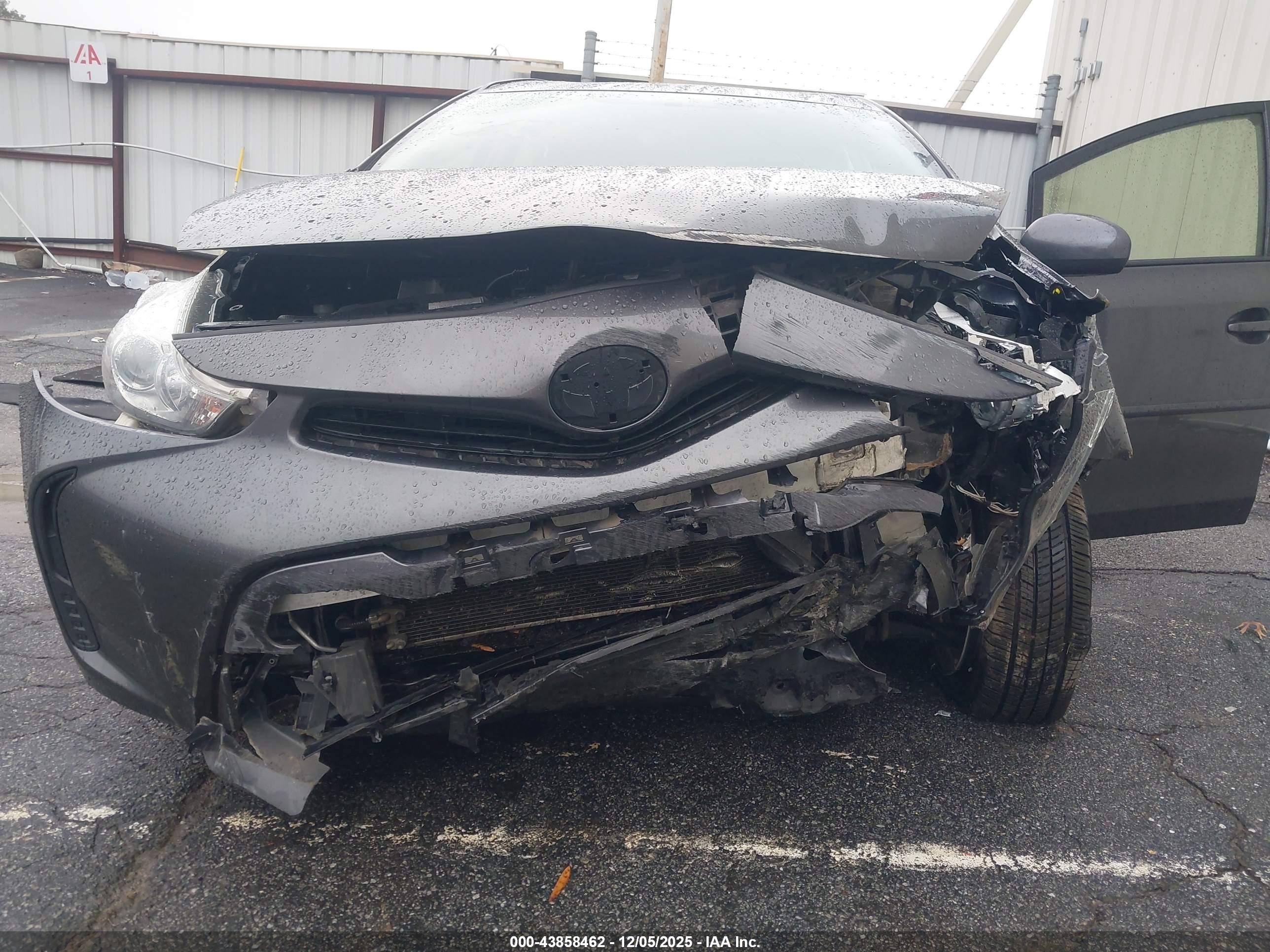 TOYOTA PRIUS image 6