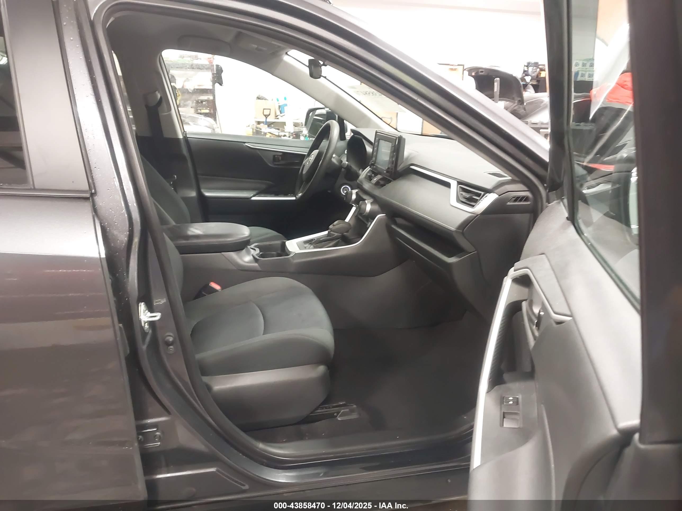 TOYOTA RAV4 image 5