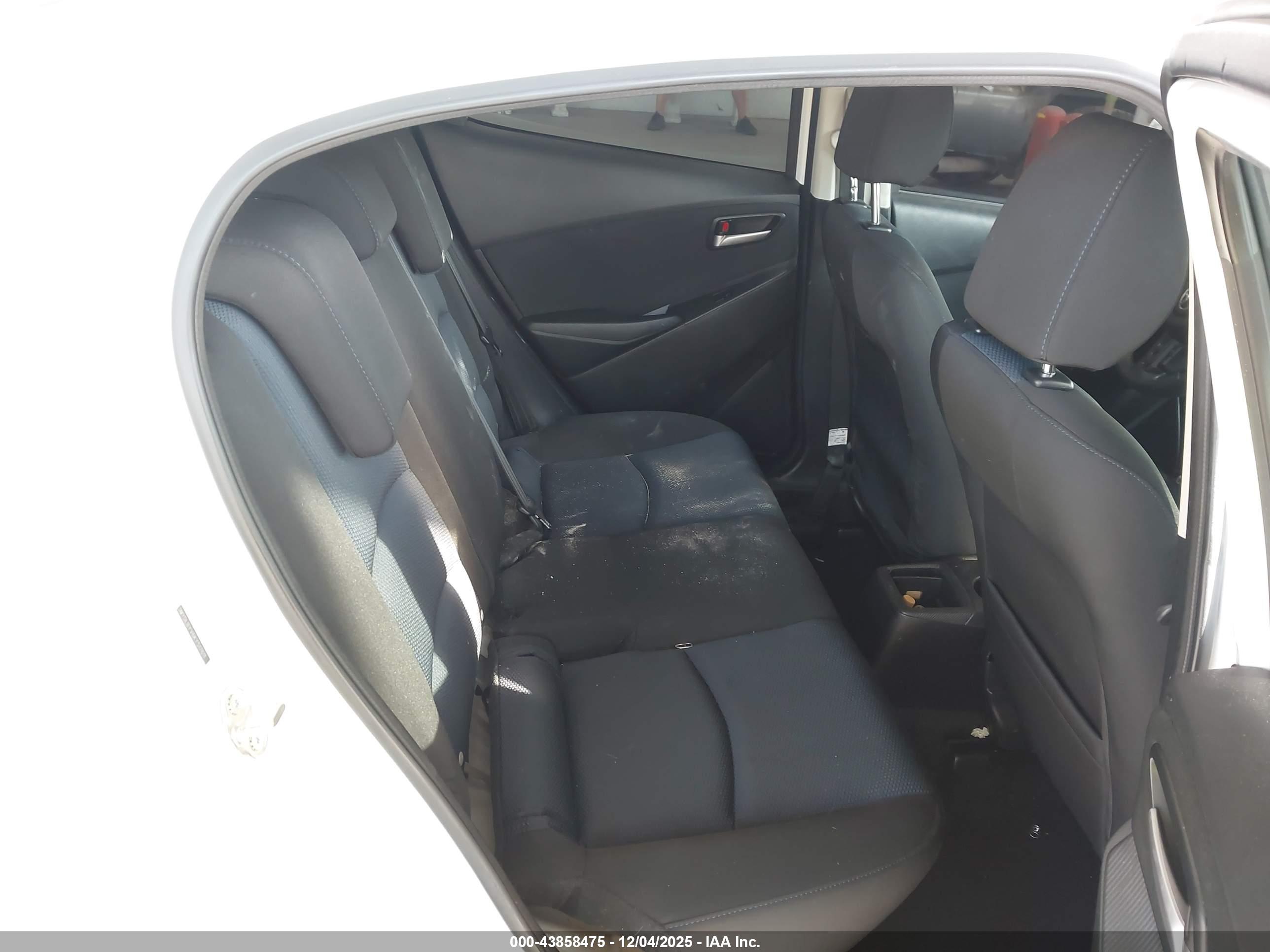 TOYOTA YARIS image 8
