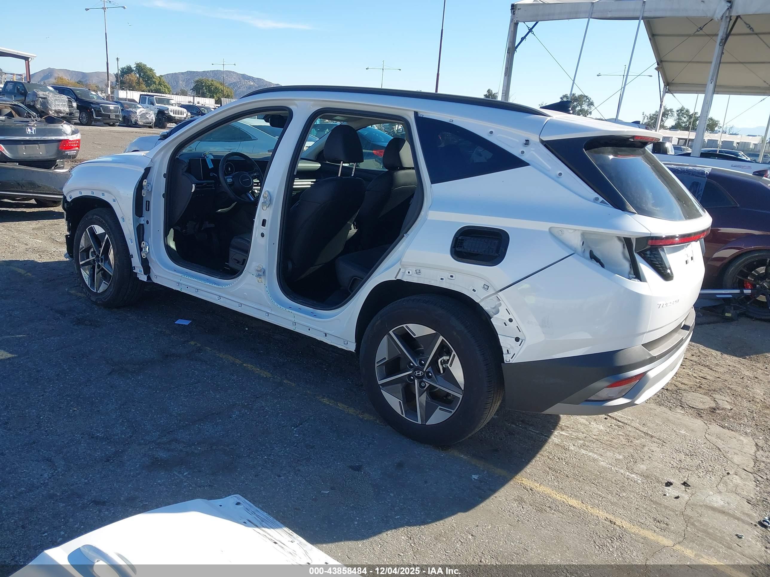 HYUNDAI TUCSON image 3