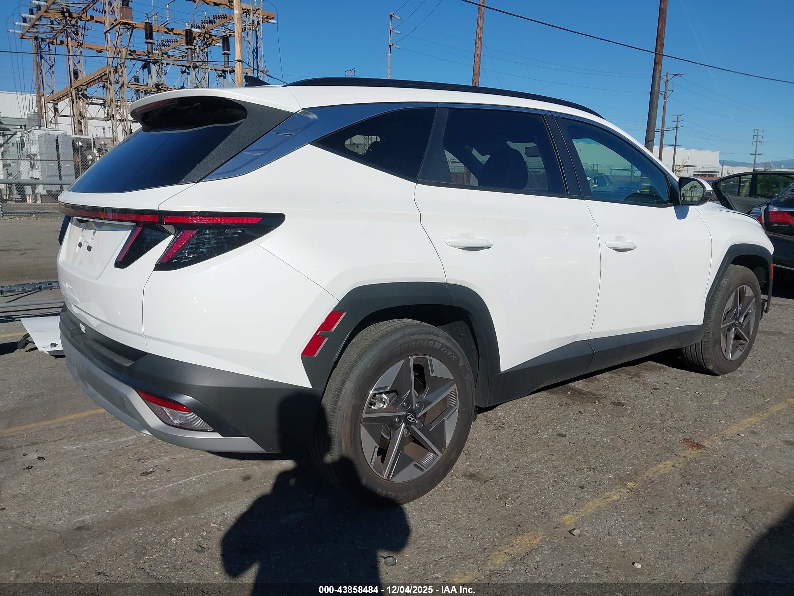 HYUNDAI TUCSON image 4
