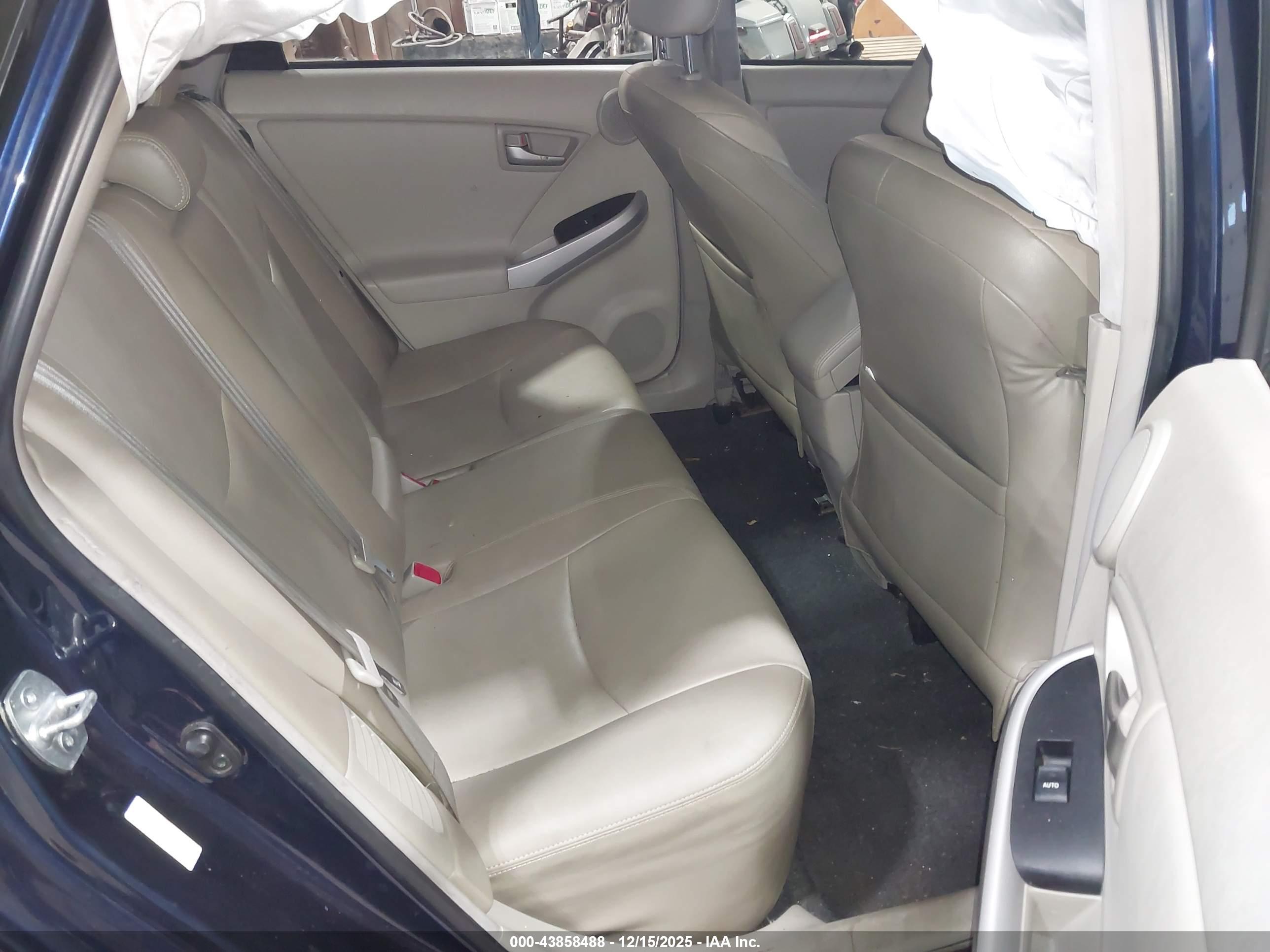 TOYOTA PRIUS image 8