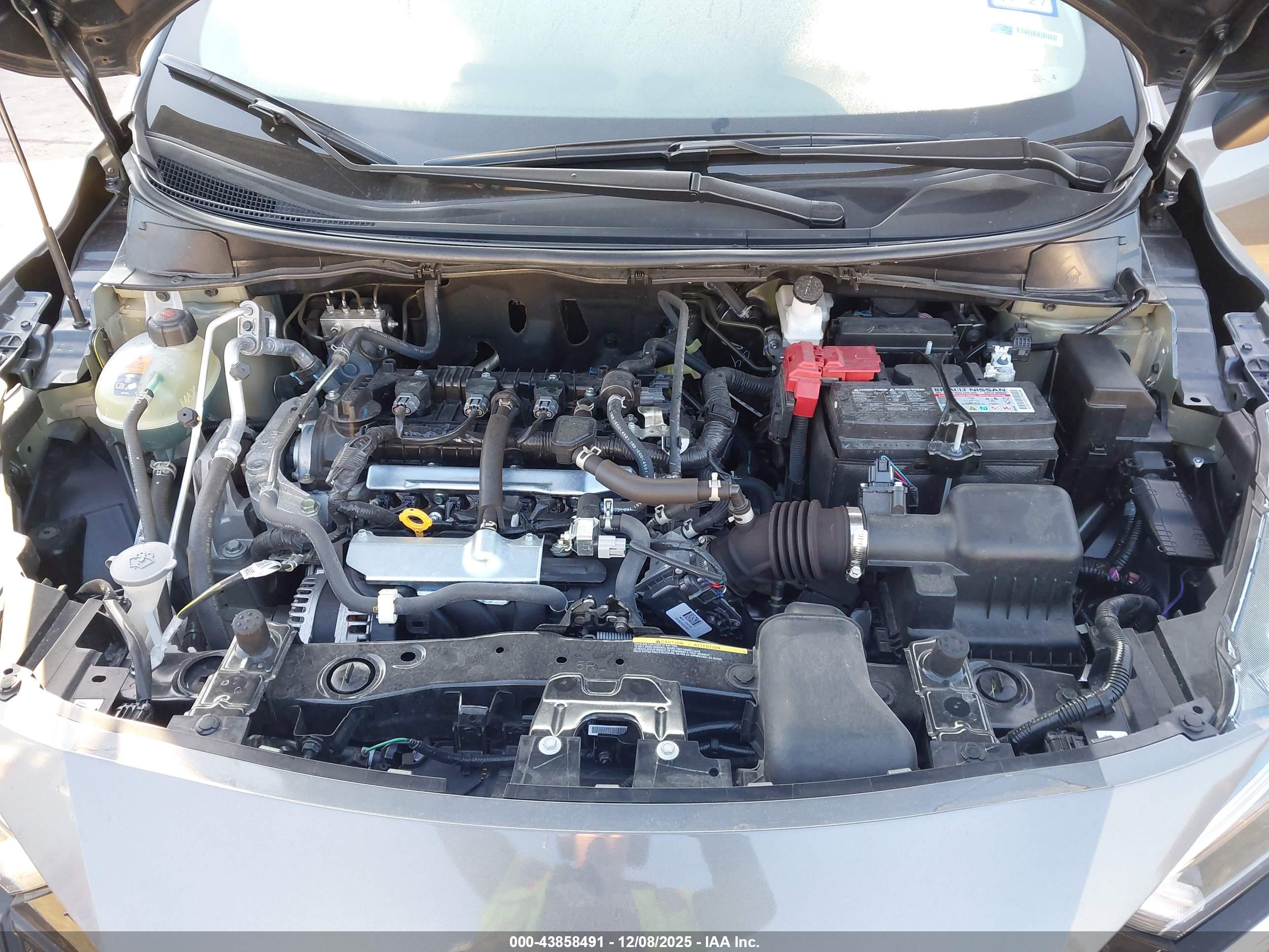 NISSAN VERSA image 10