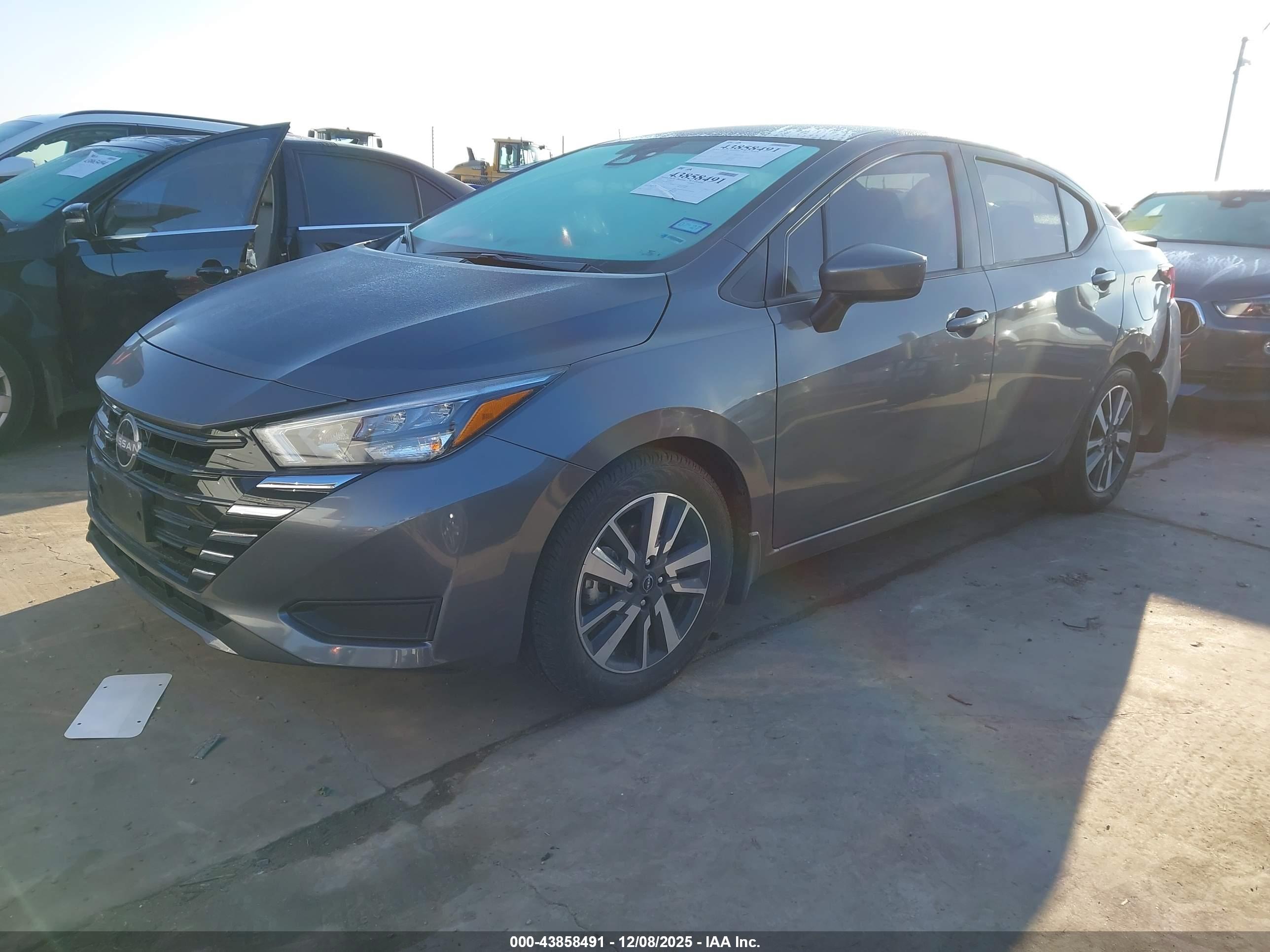 NISSAN VERSA image 2