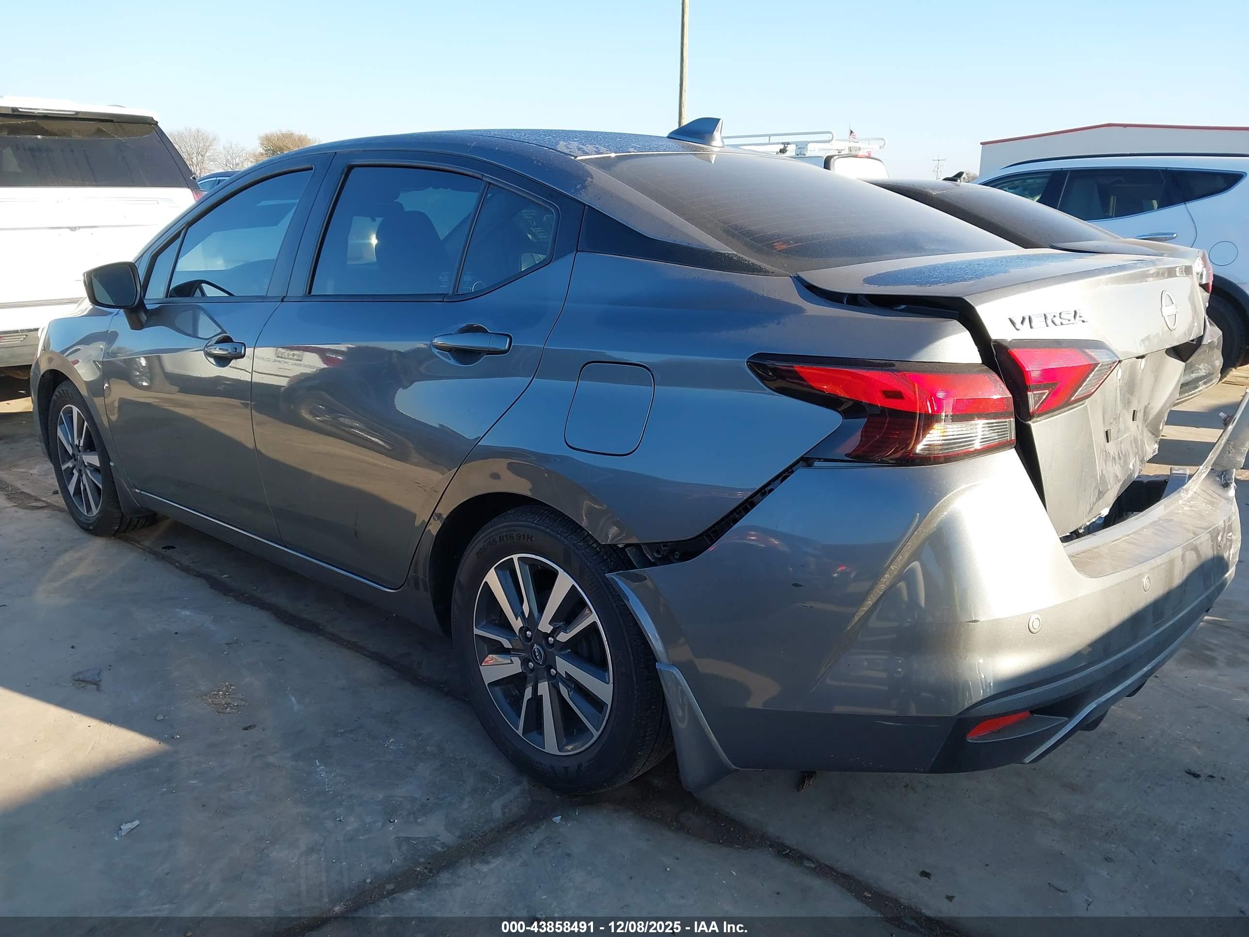 NISSAN VERSA image 3