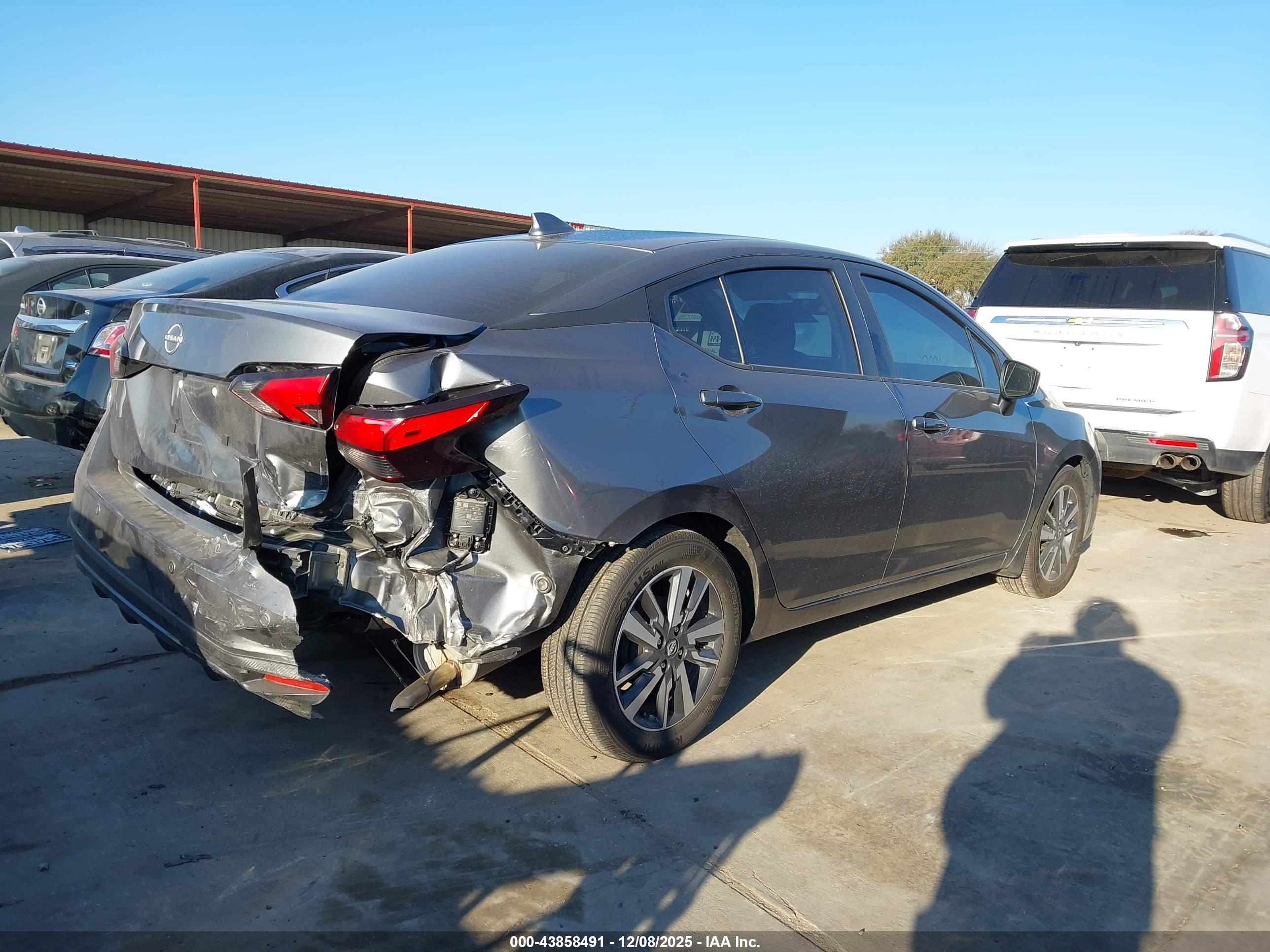 NISSAN VERSA image 4