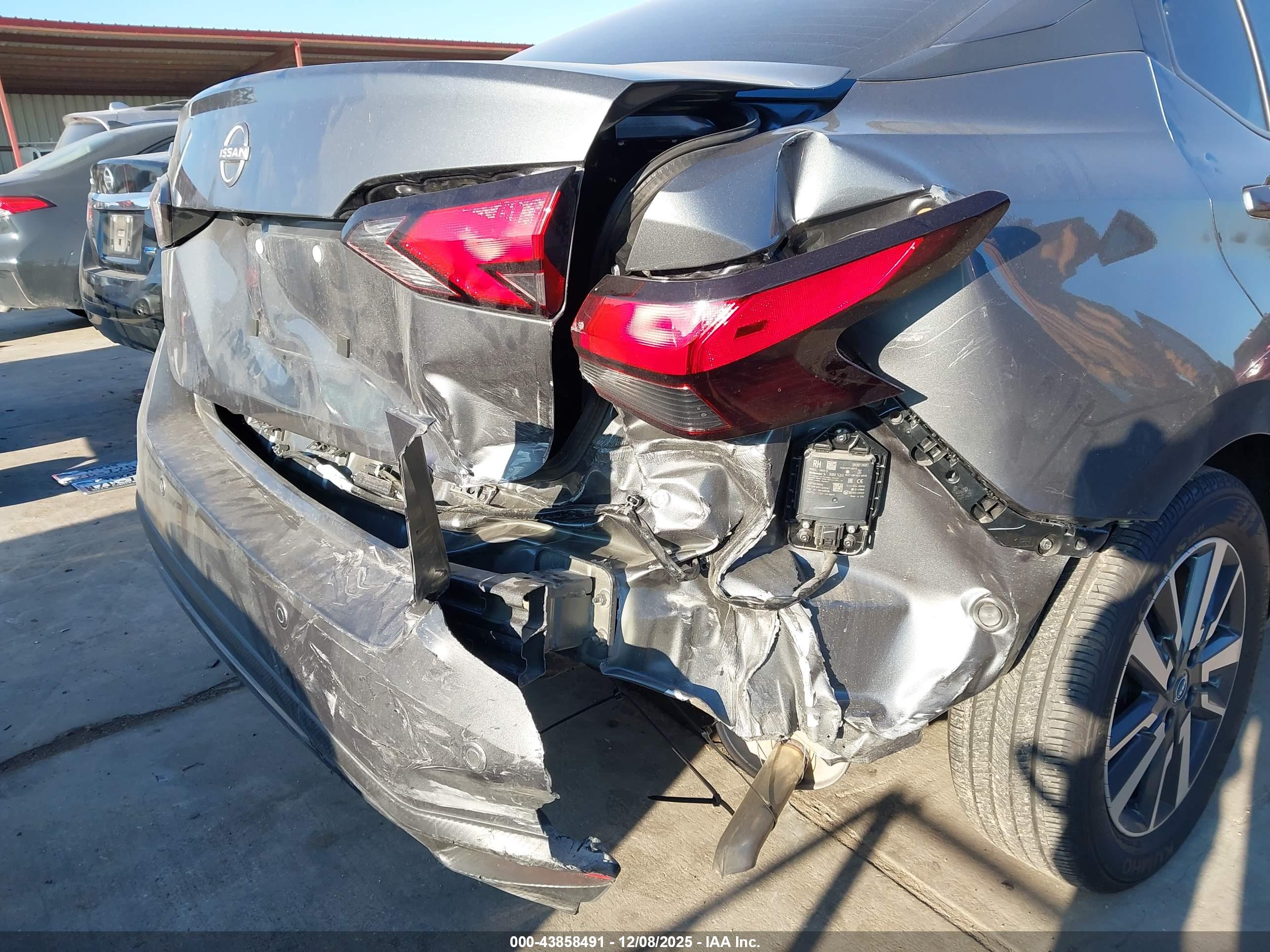NISSAN VERSA image 6