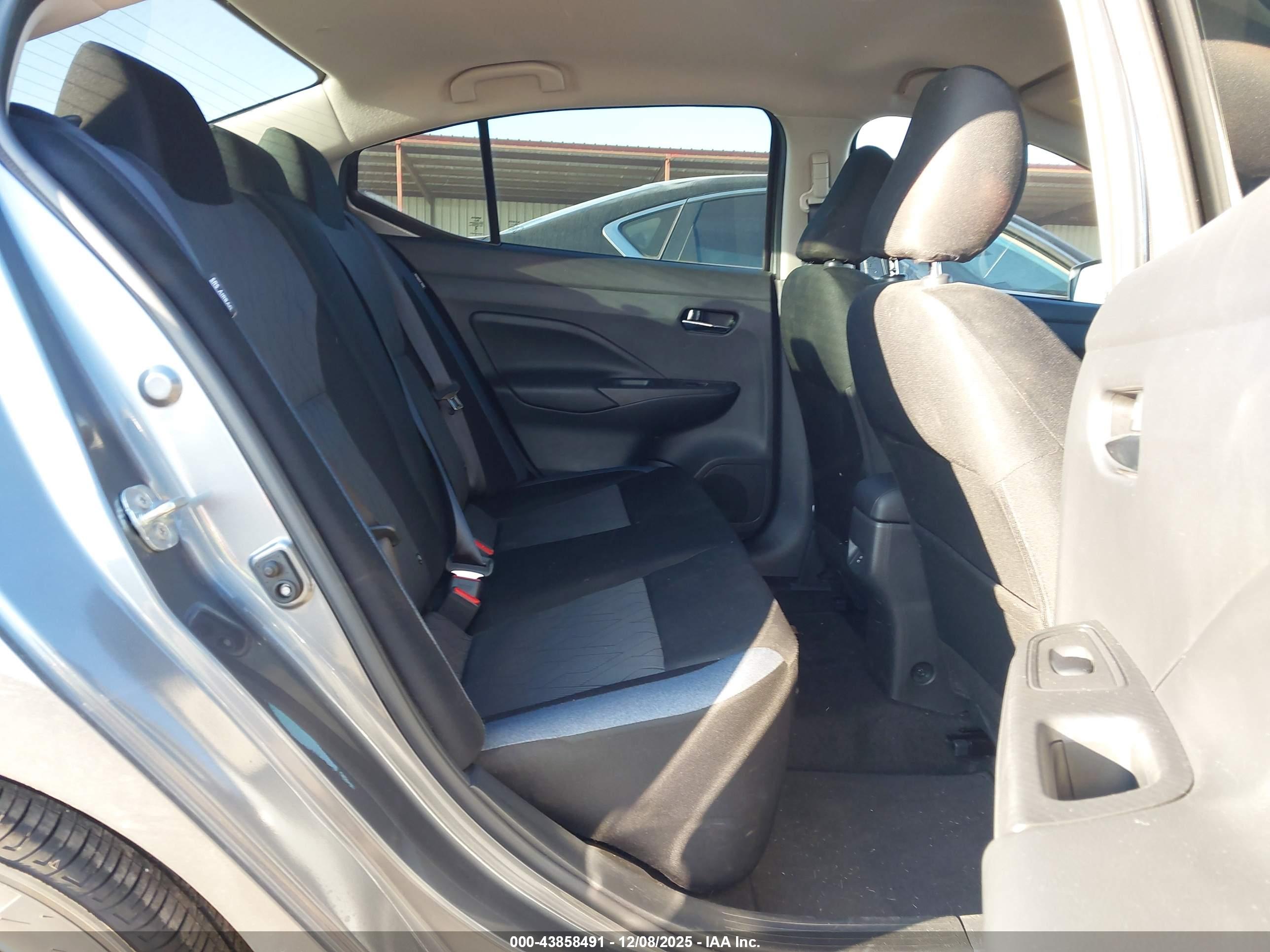 NISSAN VERSA image 8