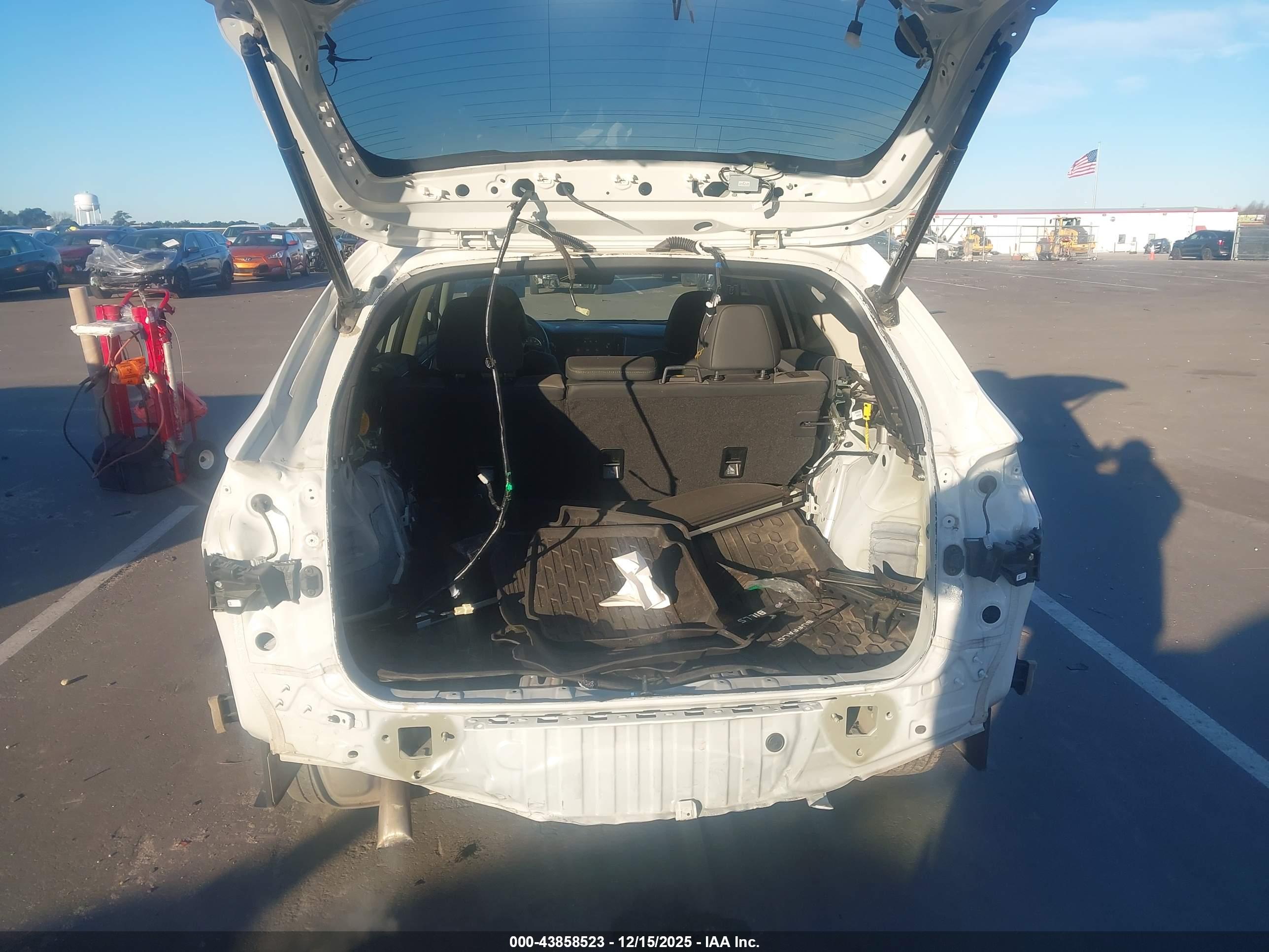 SUBARU OUTBACK image 6