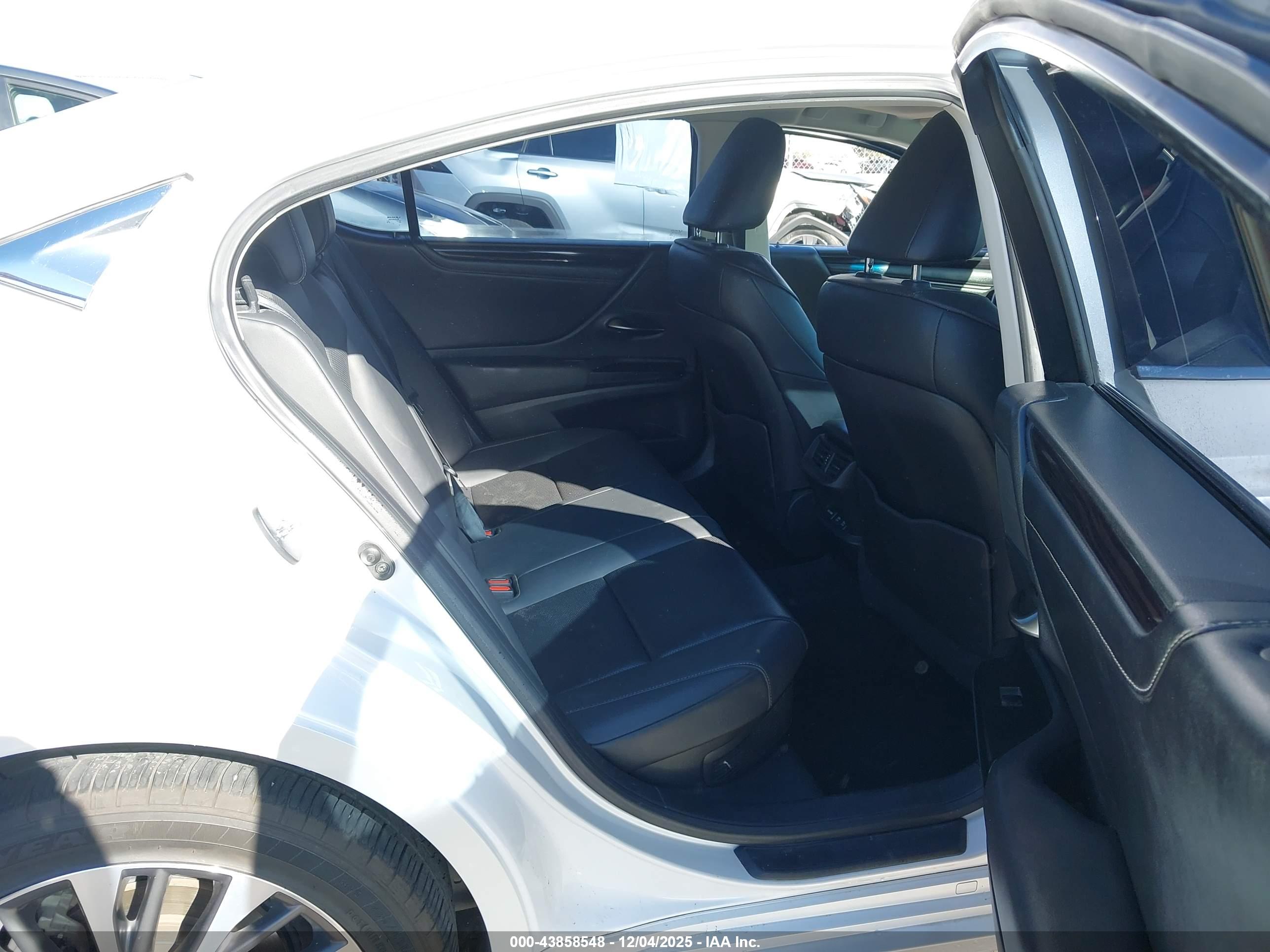 LEXUS ES image 8