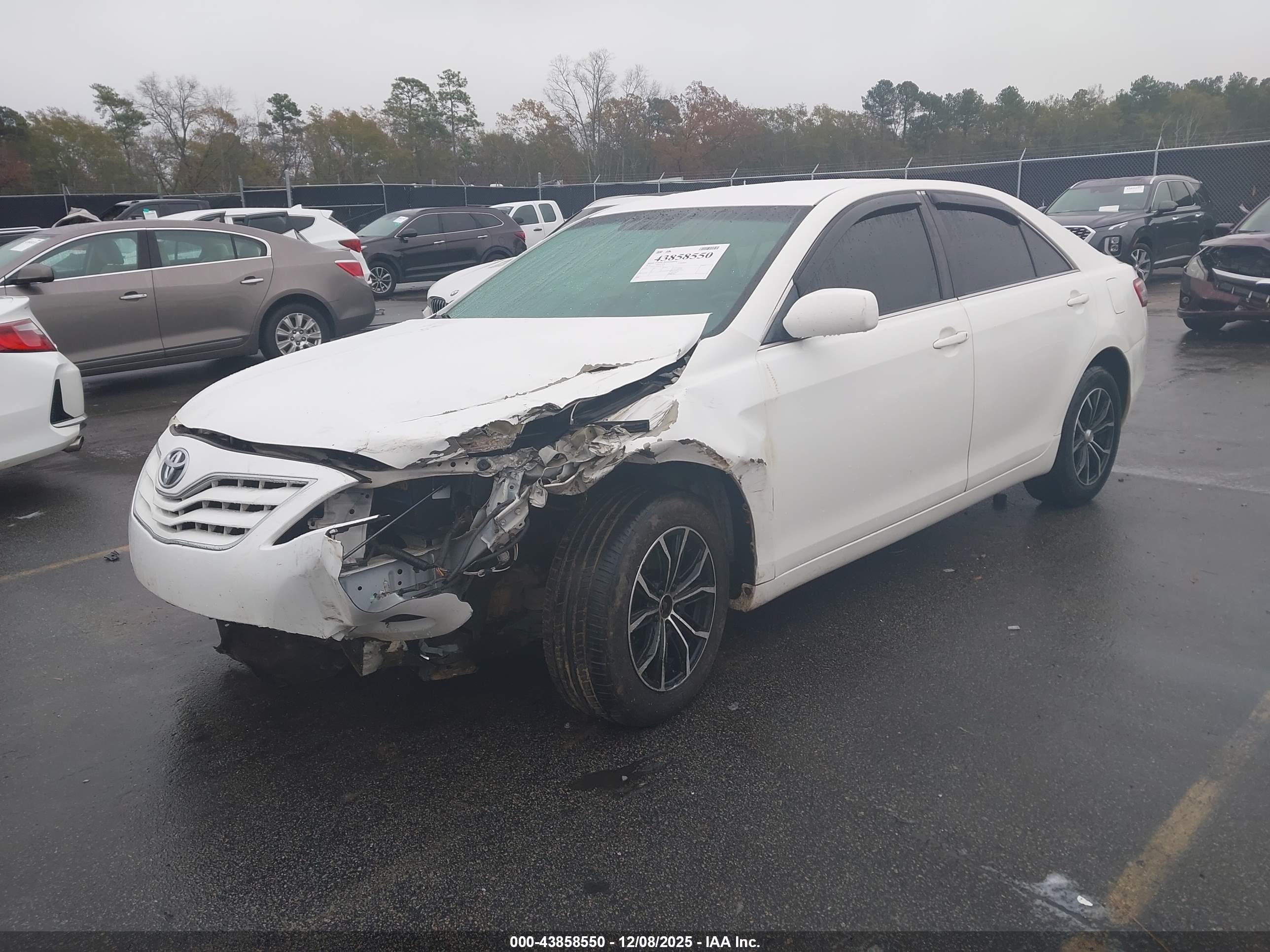 TOYOTA CAMRY image 2