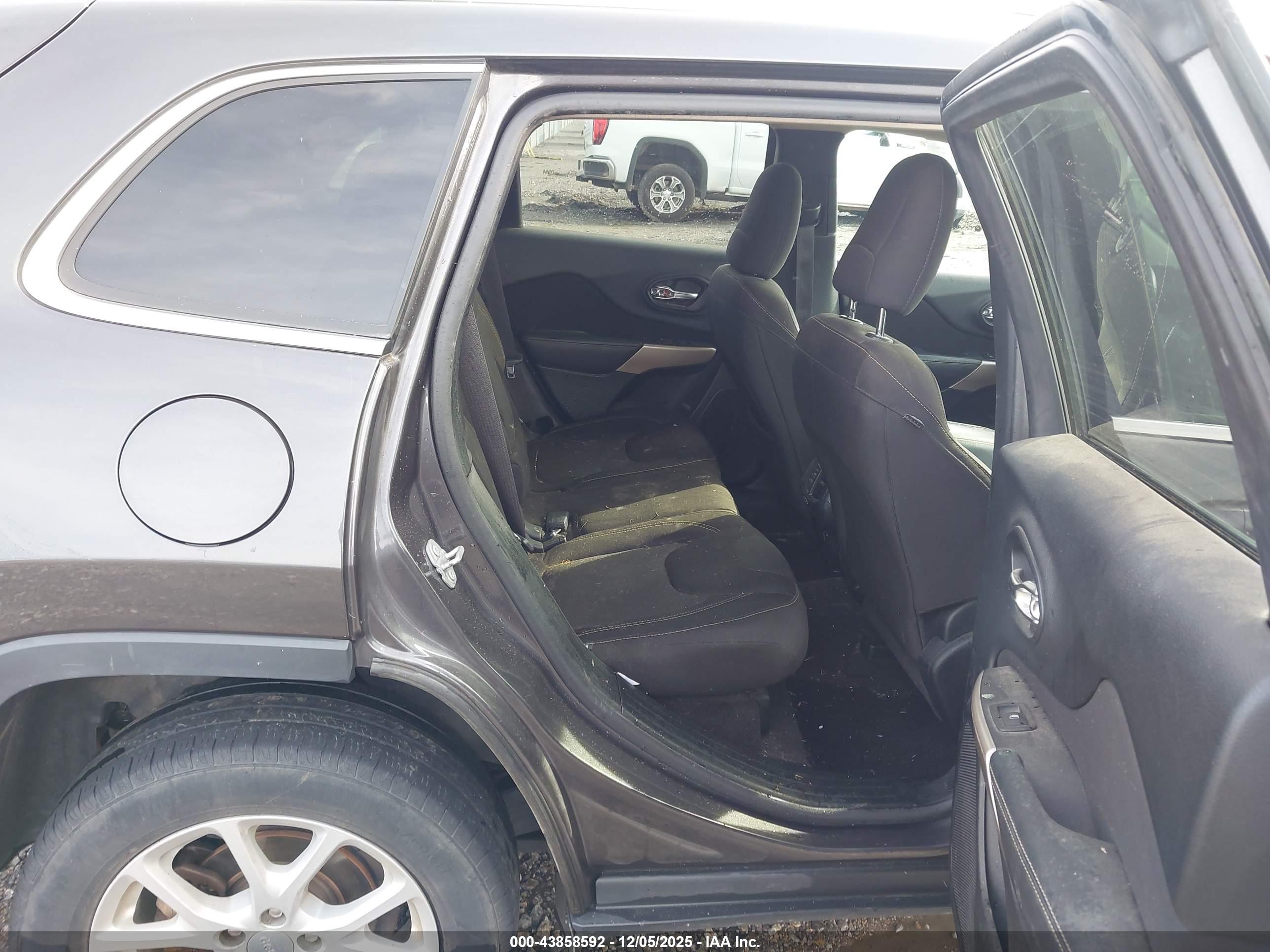 JEEP CHEROKEE image 8