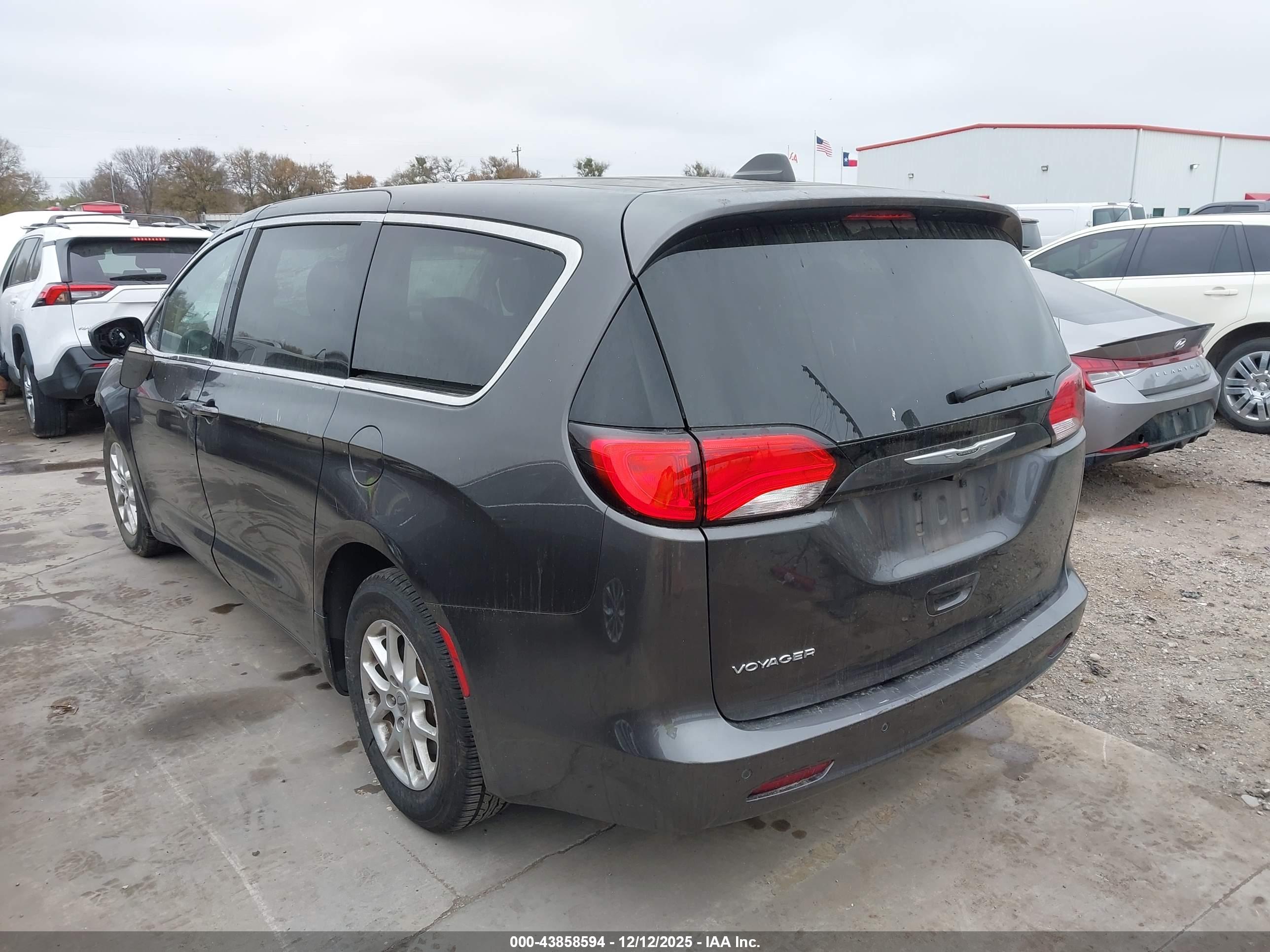CHRYSLER VOYAGER image 3