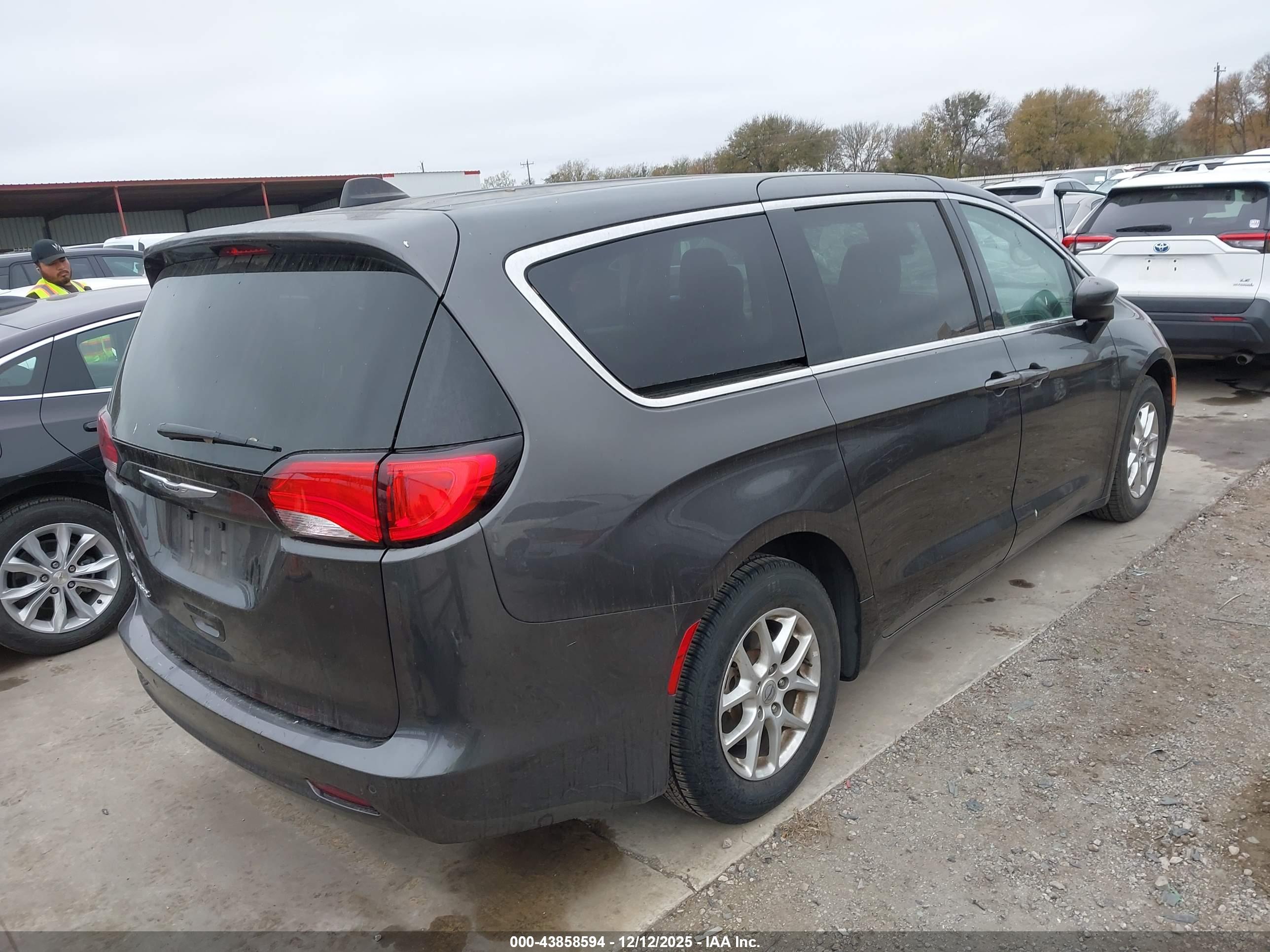 CHRYSLER VOYAGER image 4