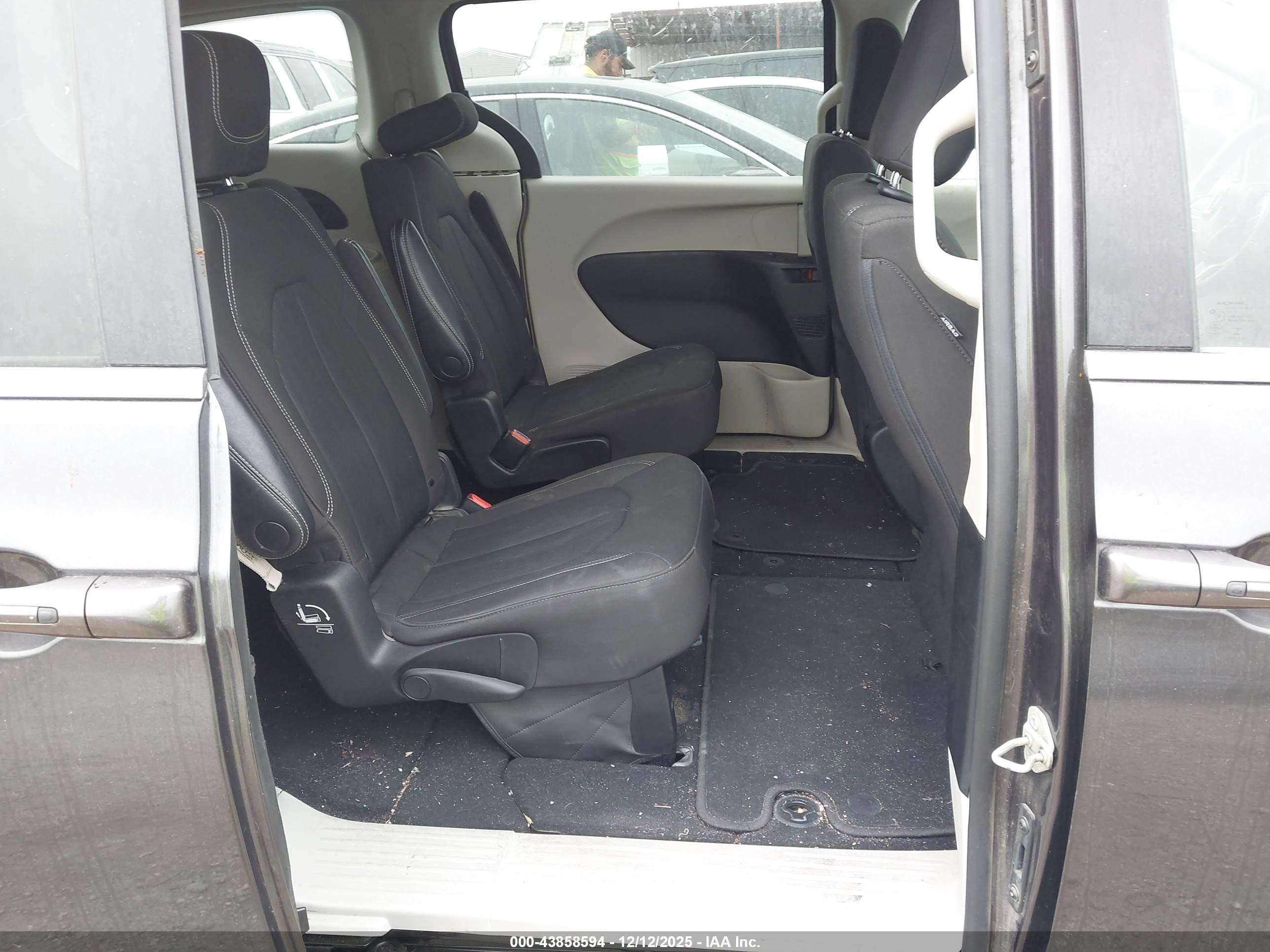 CHRYSLER VOYAGER image 5
