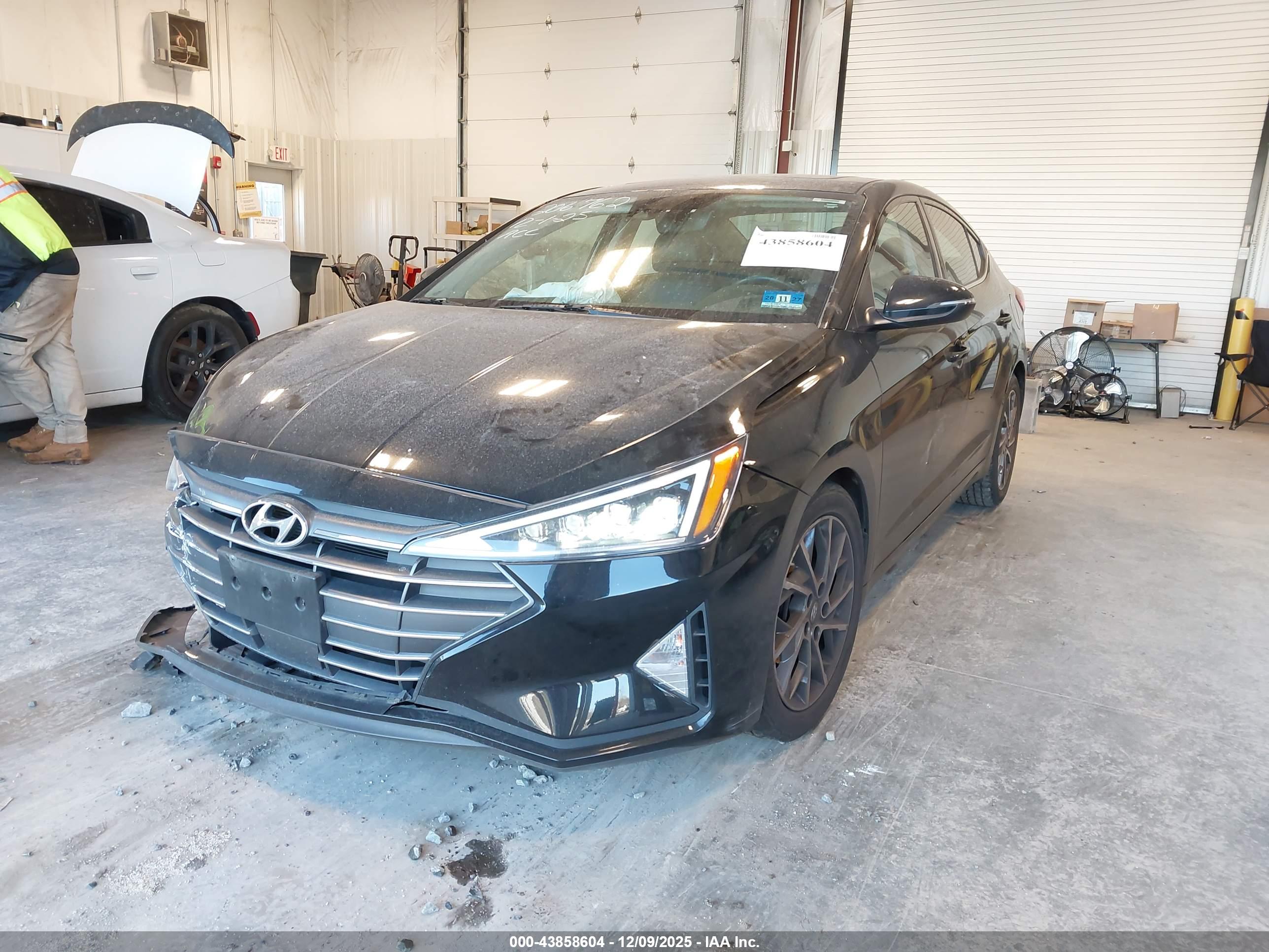 HYUNDAI ELANTRA image 2