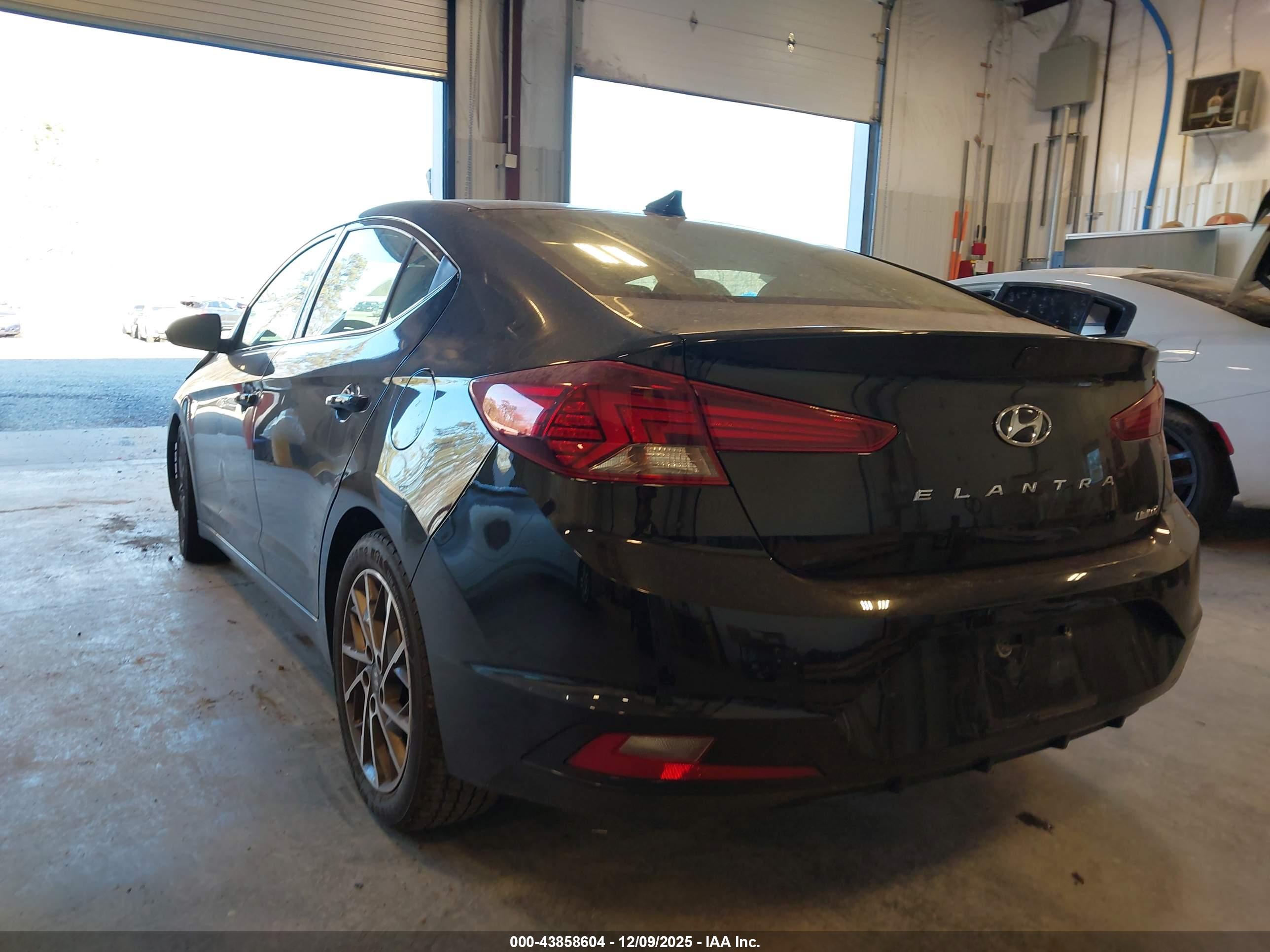 HYUNDAI ELANTRA image 3
