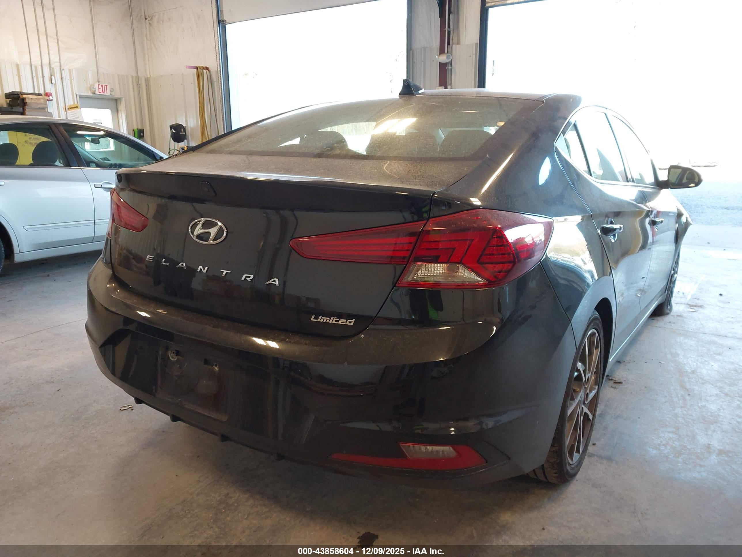 HYUNDAI ELANTRA image 4