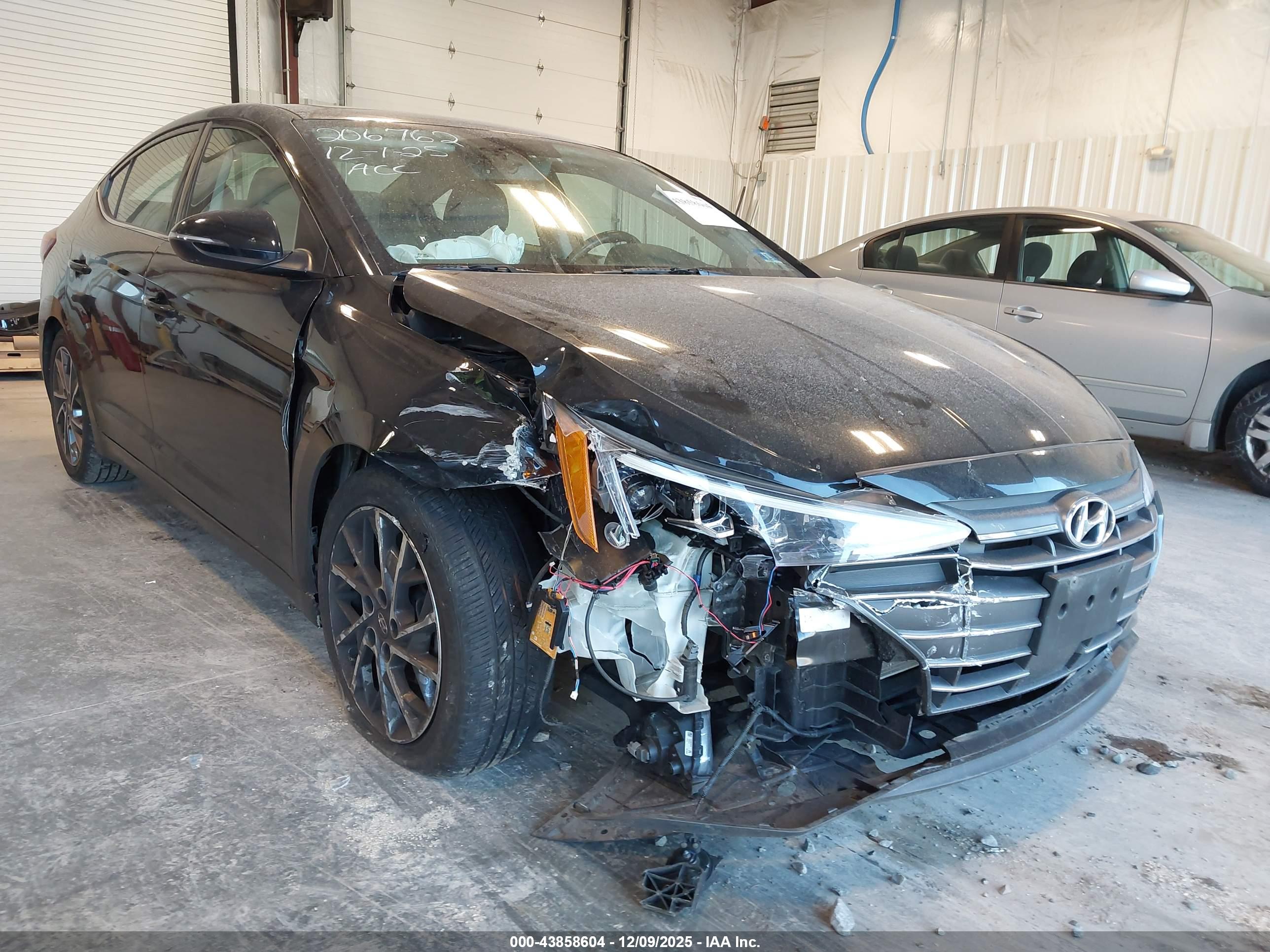HYUNDAI ELANTRA image 6