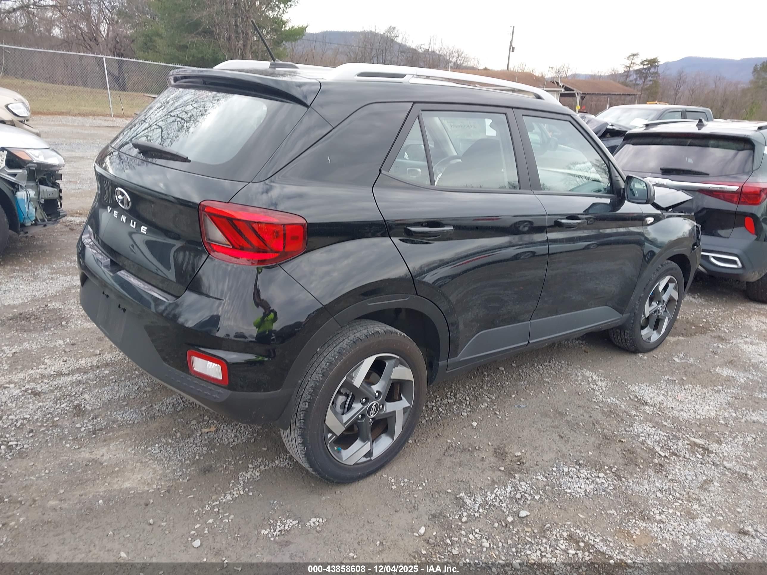 HYUNDAI VENUE image 4