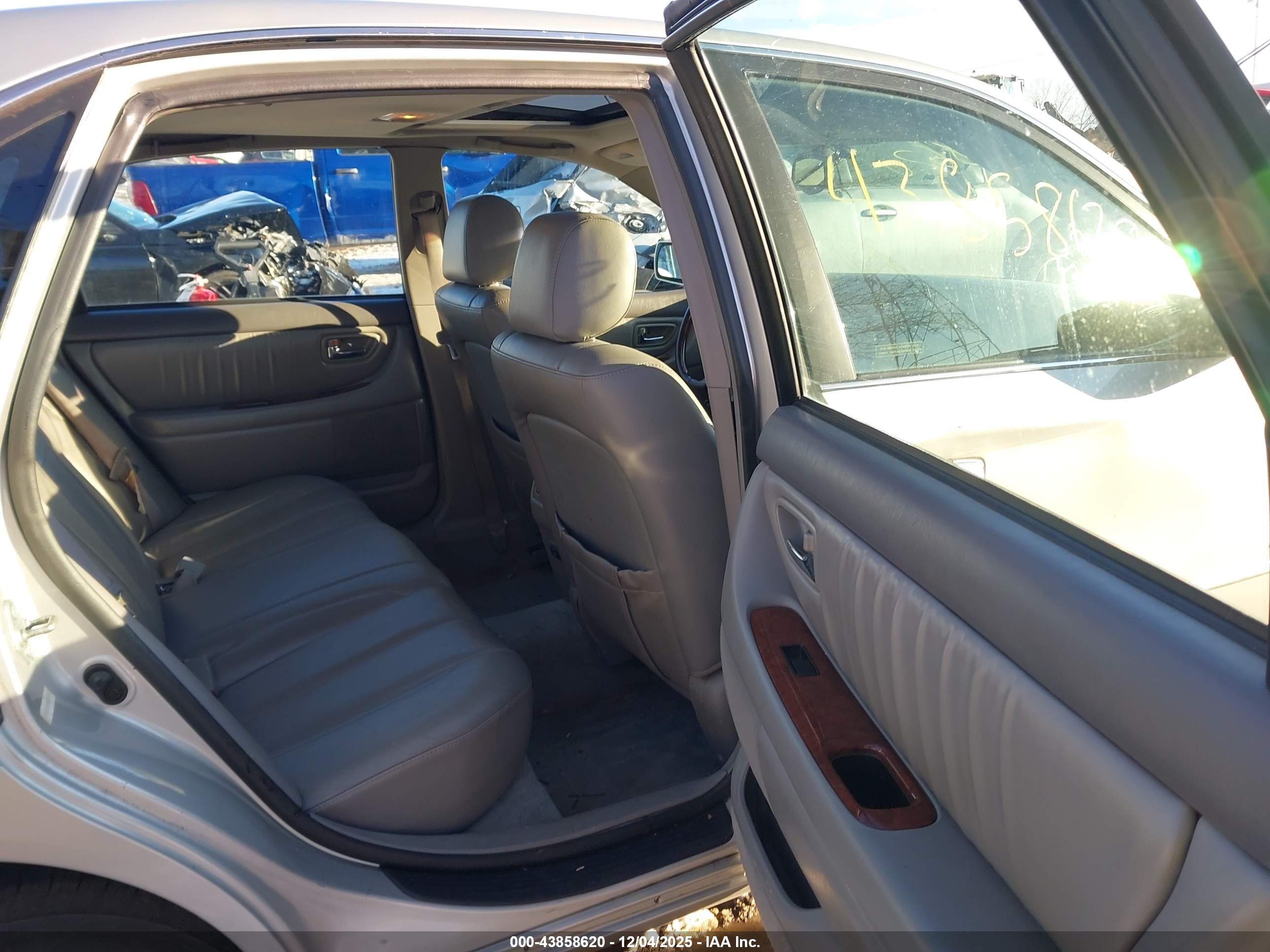 TOYOTA AVALON image 8
