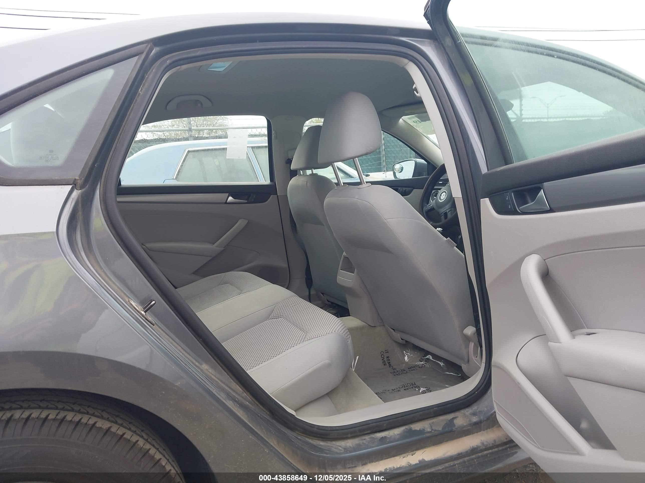VOLKSWAGEN PASSAT image 8