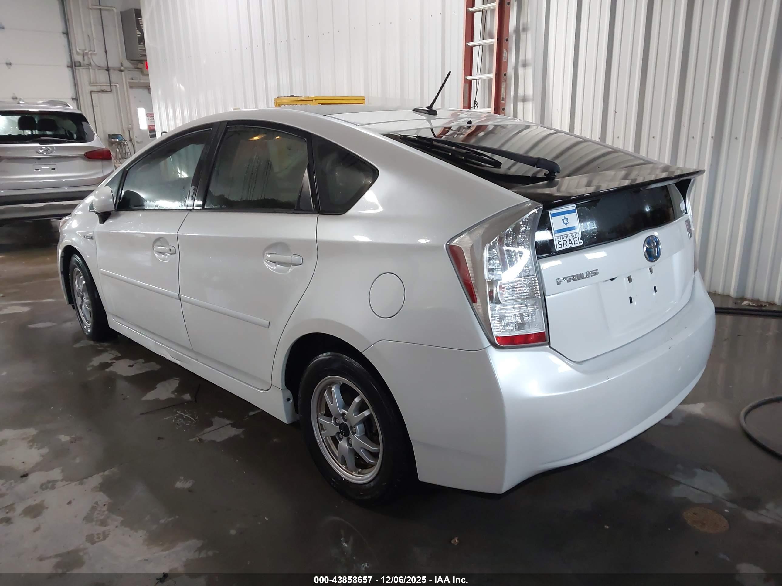 TOYOTA PRIUS image 3