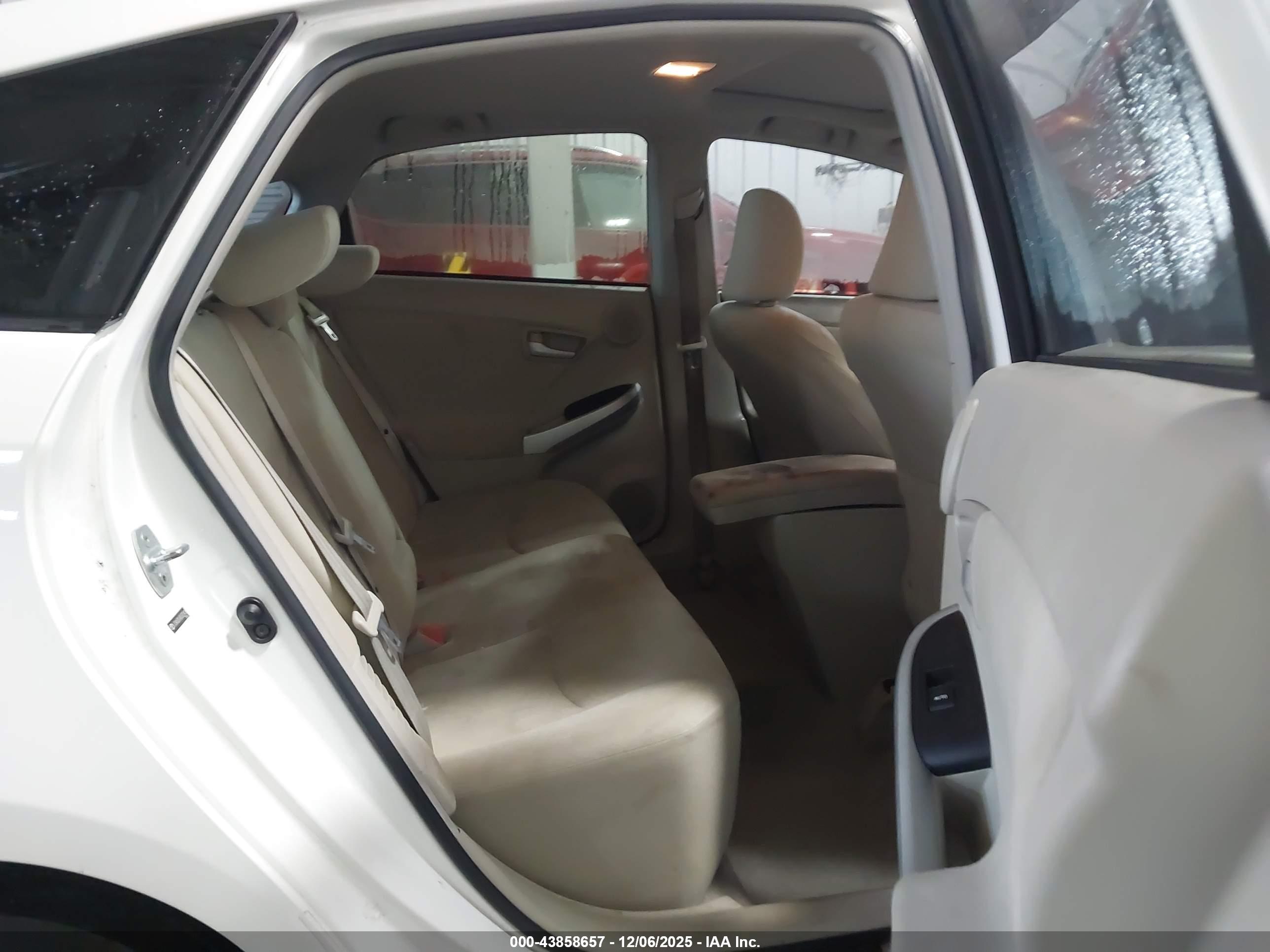TOYOTA PRIUS image 8