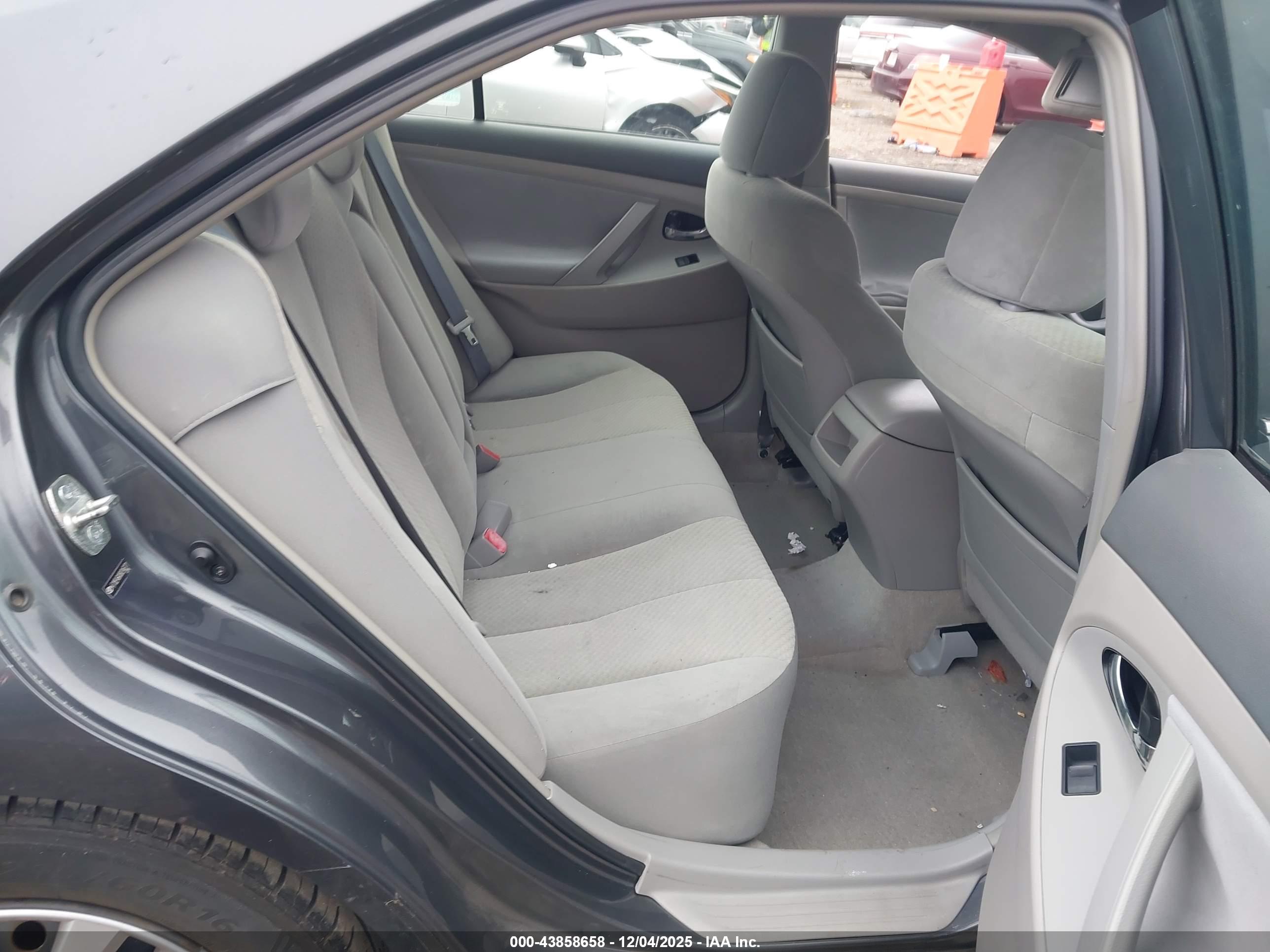 TOYOTA CAMRY image 8