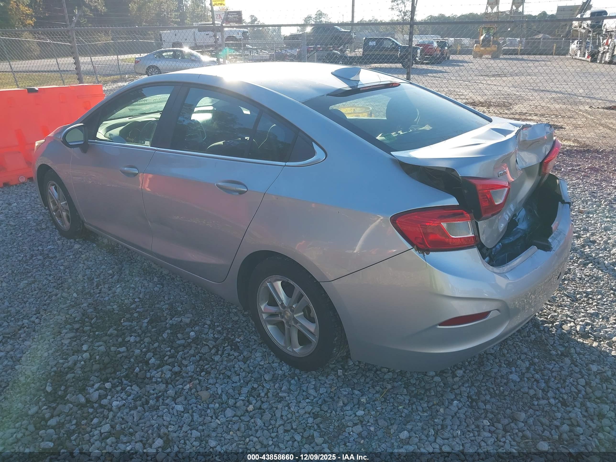 CHEVROLET CRUZE image 3