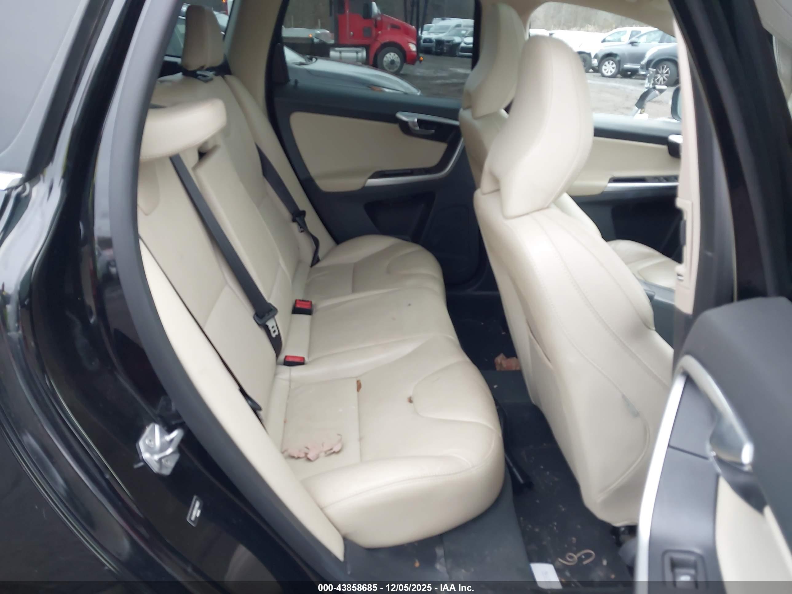 VOLVO XC60 image 8