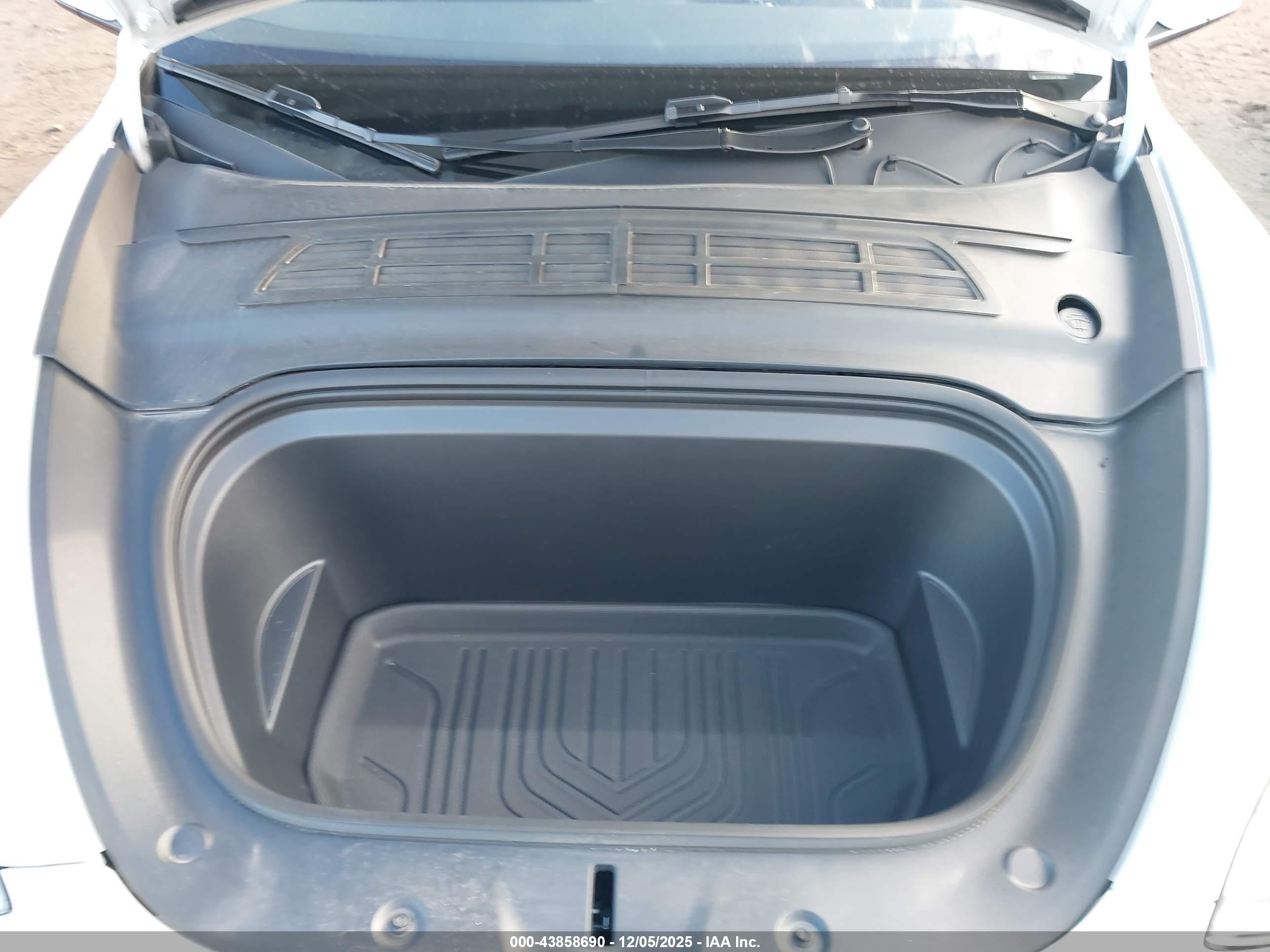 TESLA MODEL image 10