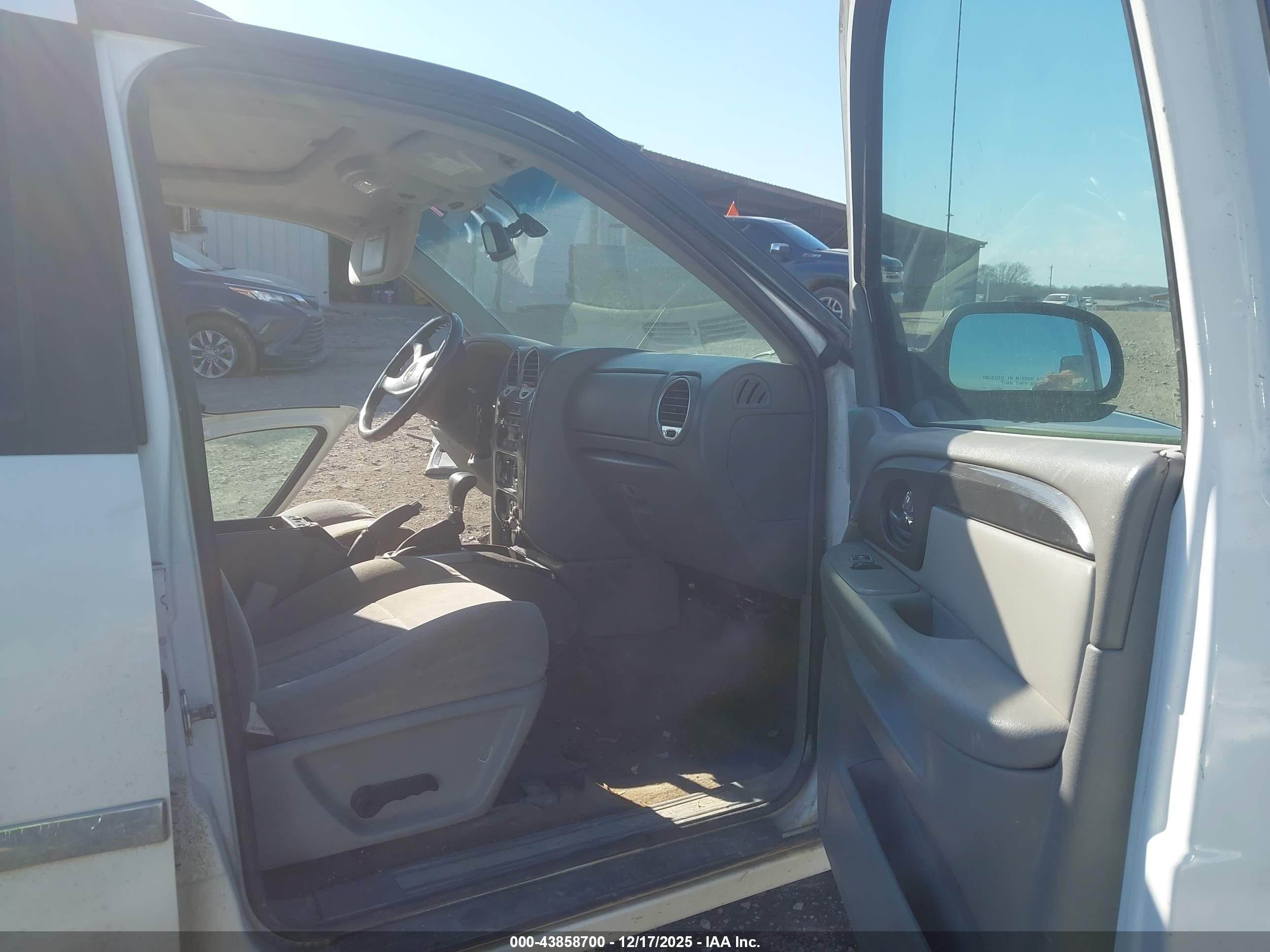 GMC ENVOY image 5