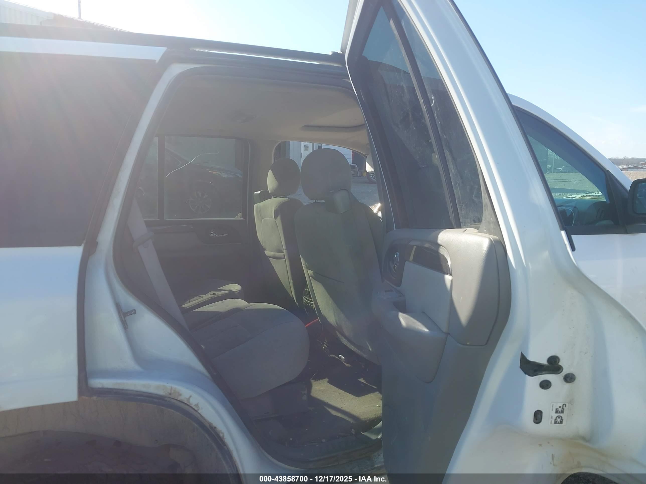 GMC ENVOY image 8