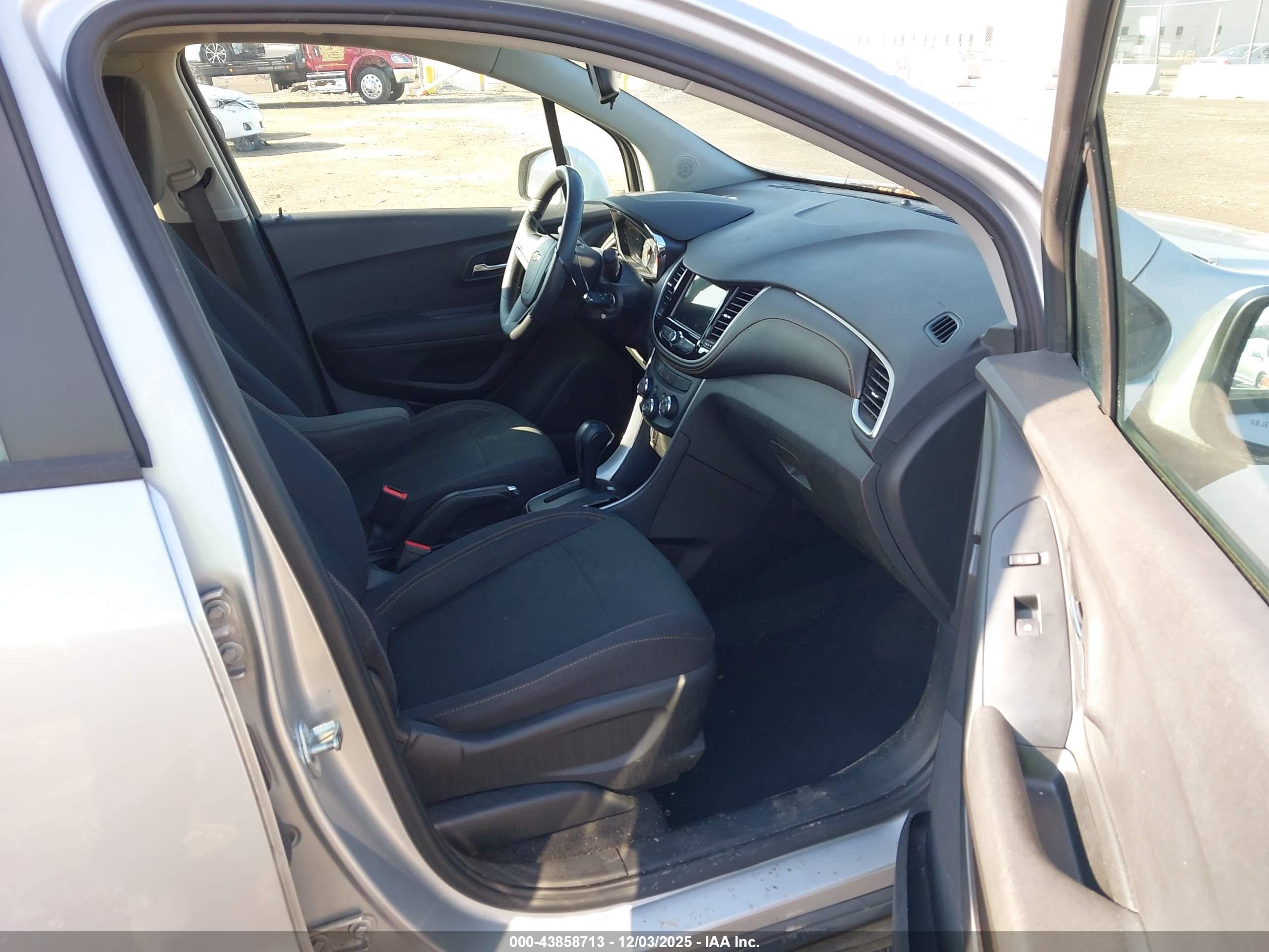 CHEVROLET TRAX image 5