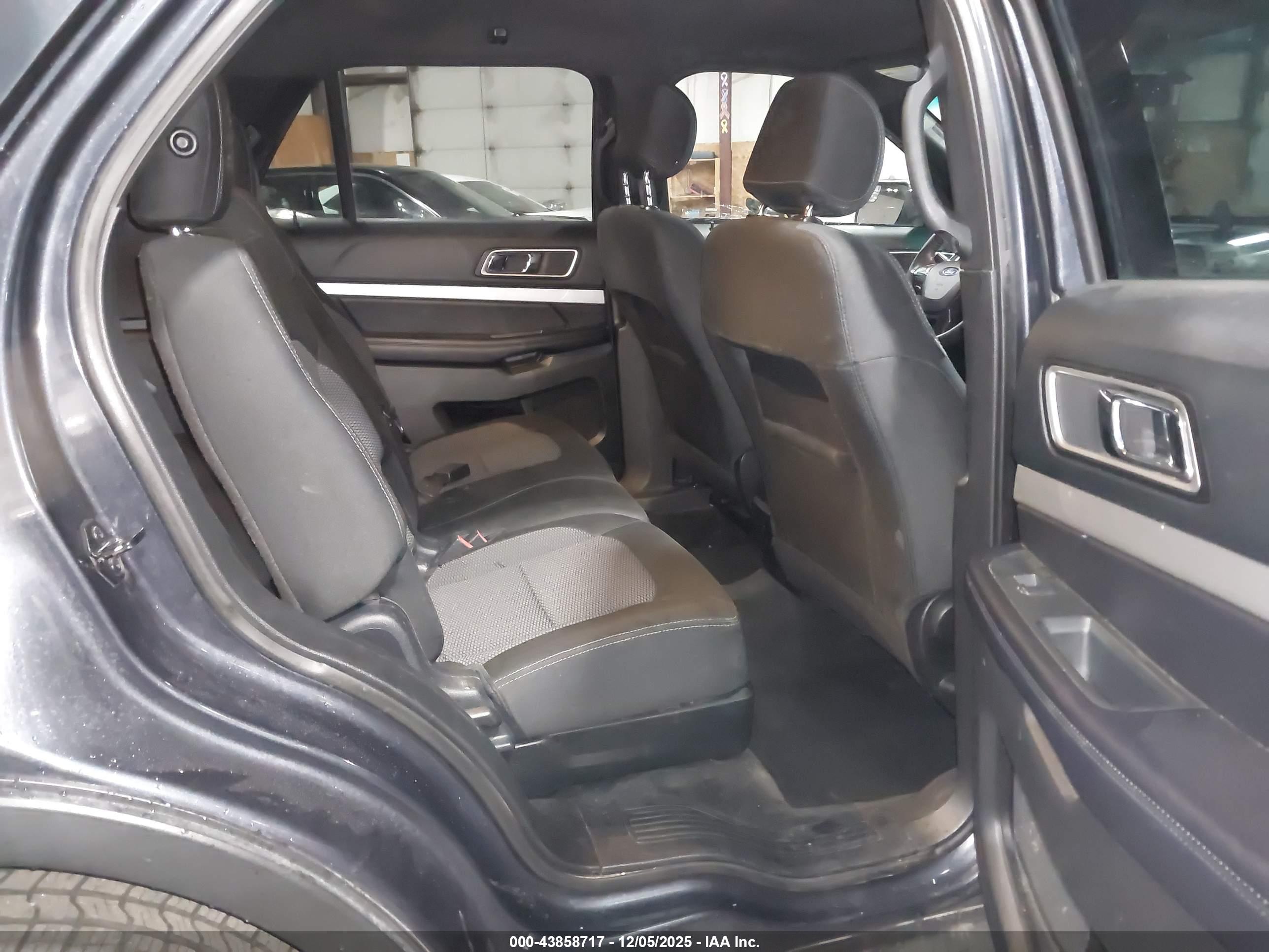 FORD EXPLORER image 8