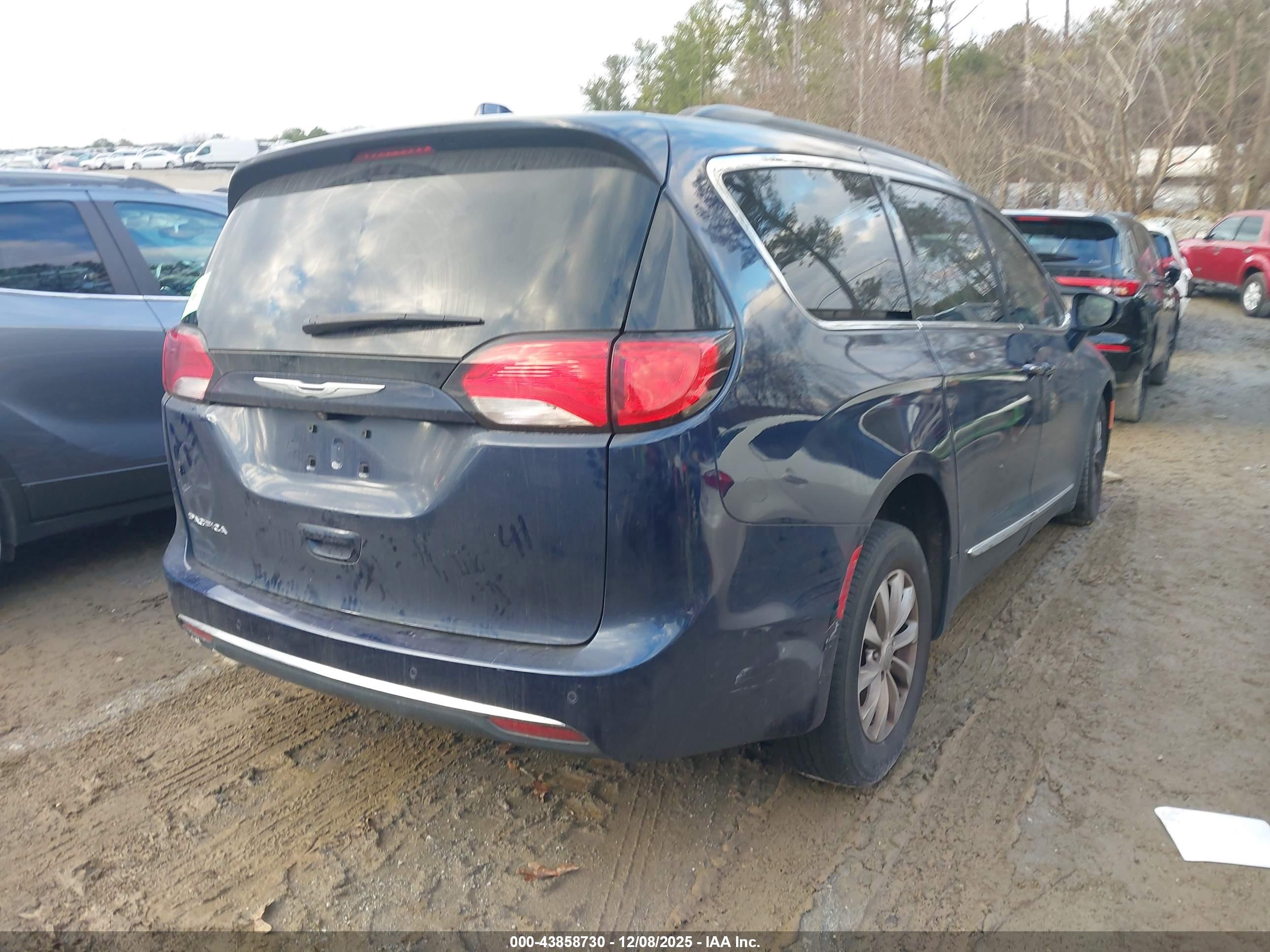 CHRYSLER PACIFICA image 4