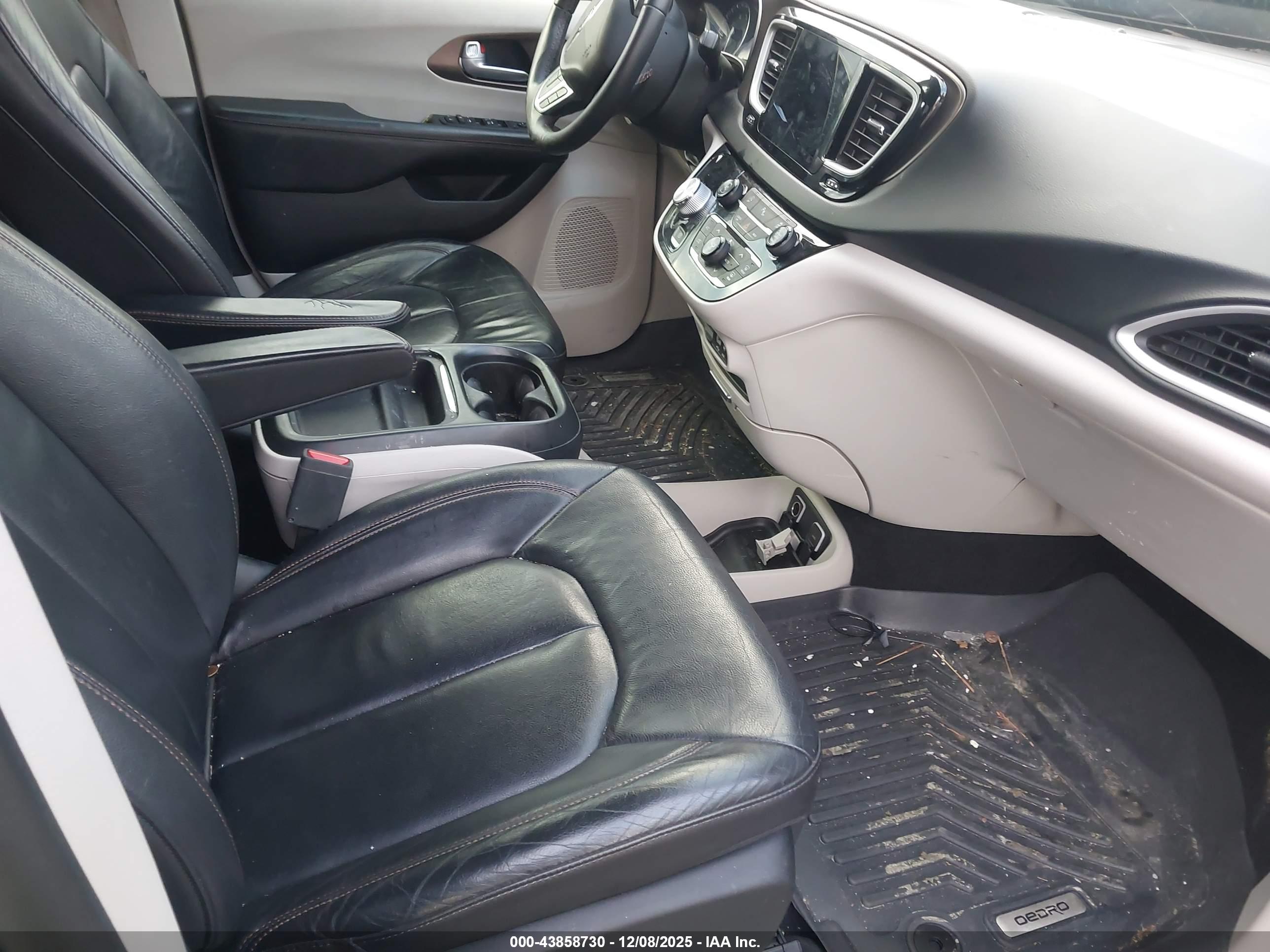 CHRYSLER PACIFICA image 5