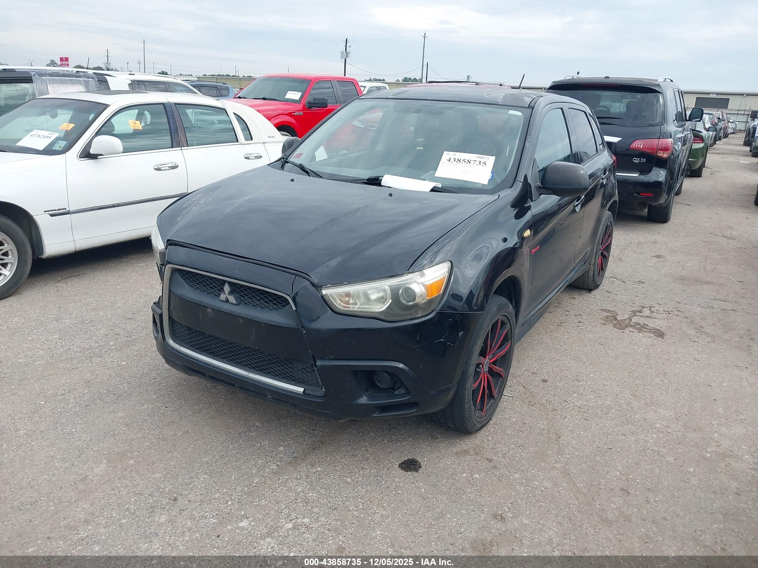 MITSUBISHI OUTLANDER image 2