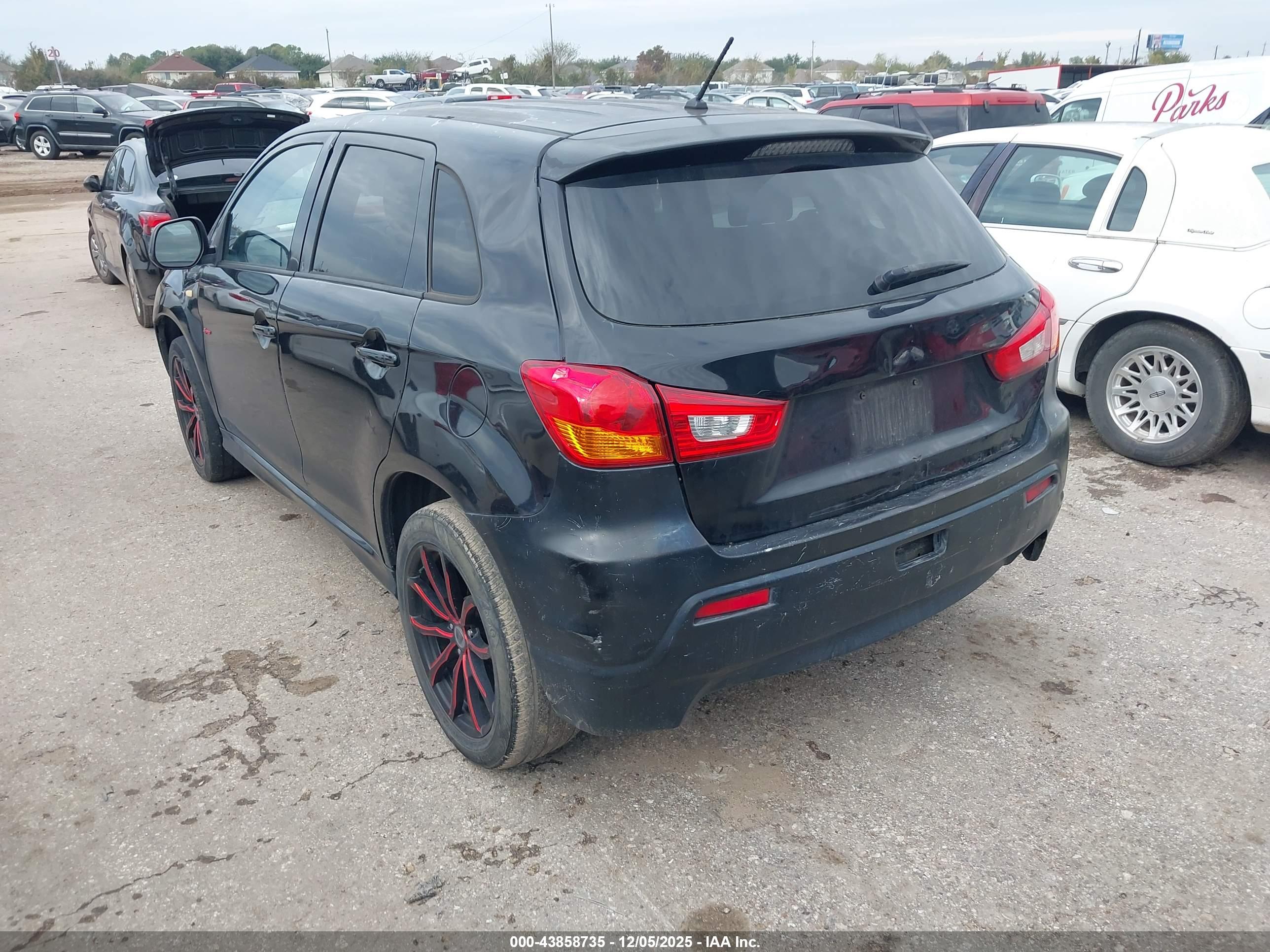 MITSUBISHI OUTLANDER image 3