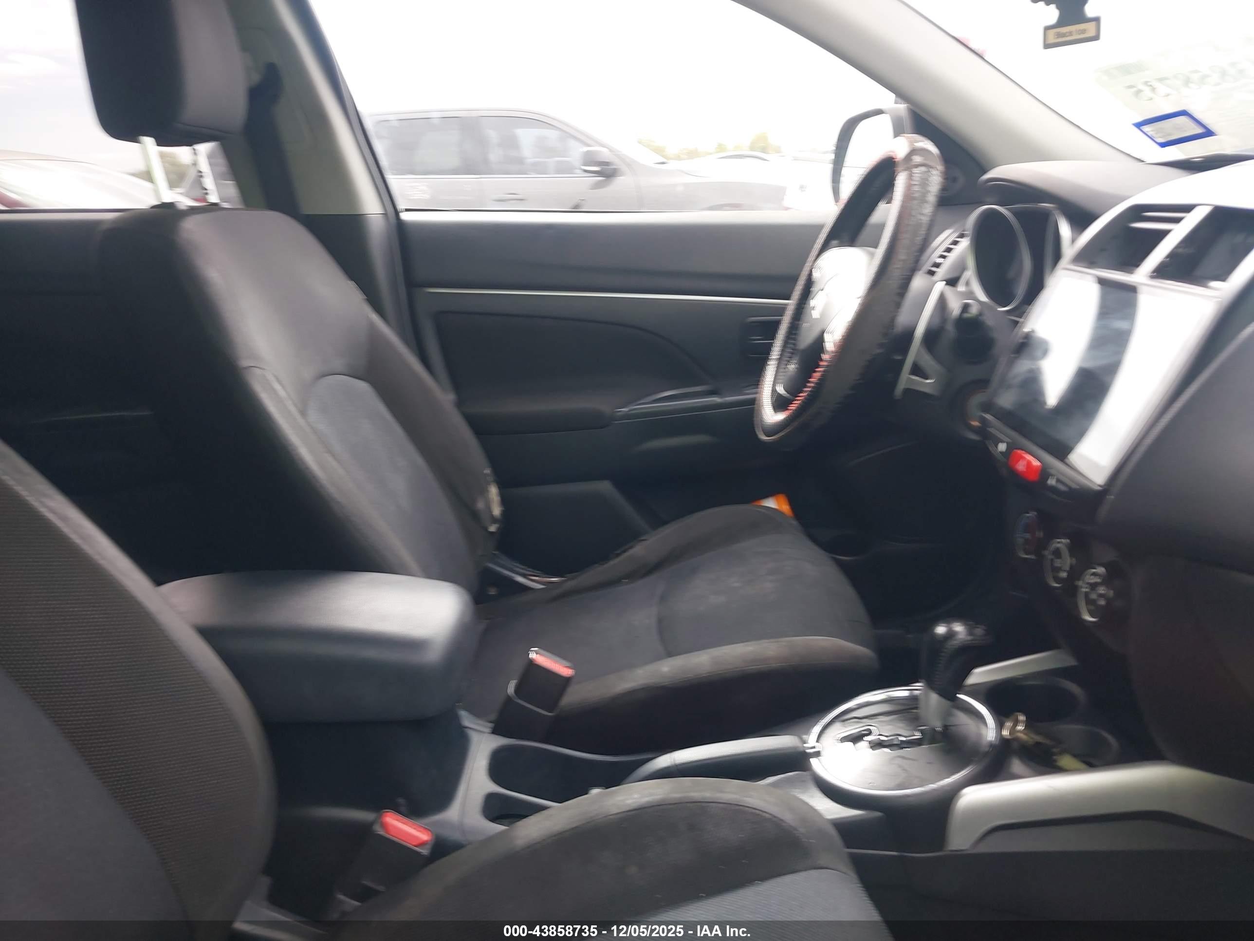 MITSUBISHI OUTLANDER image 5