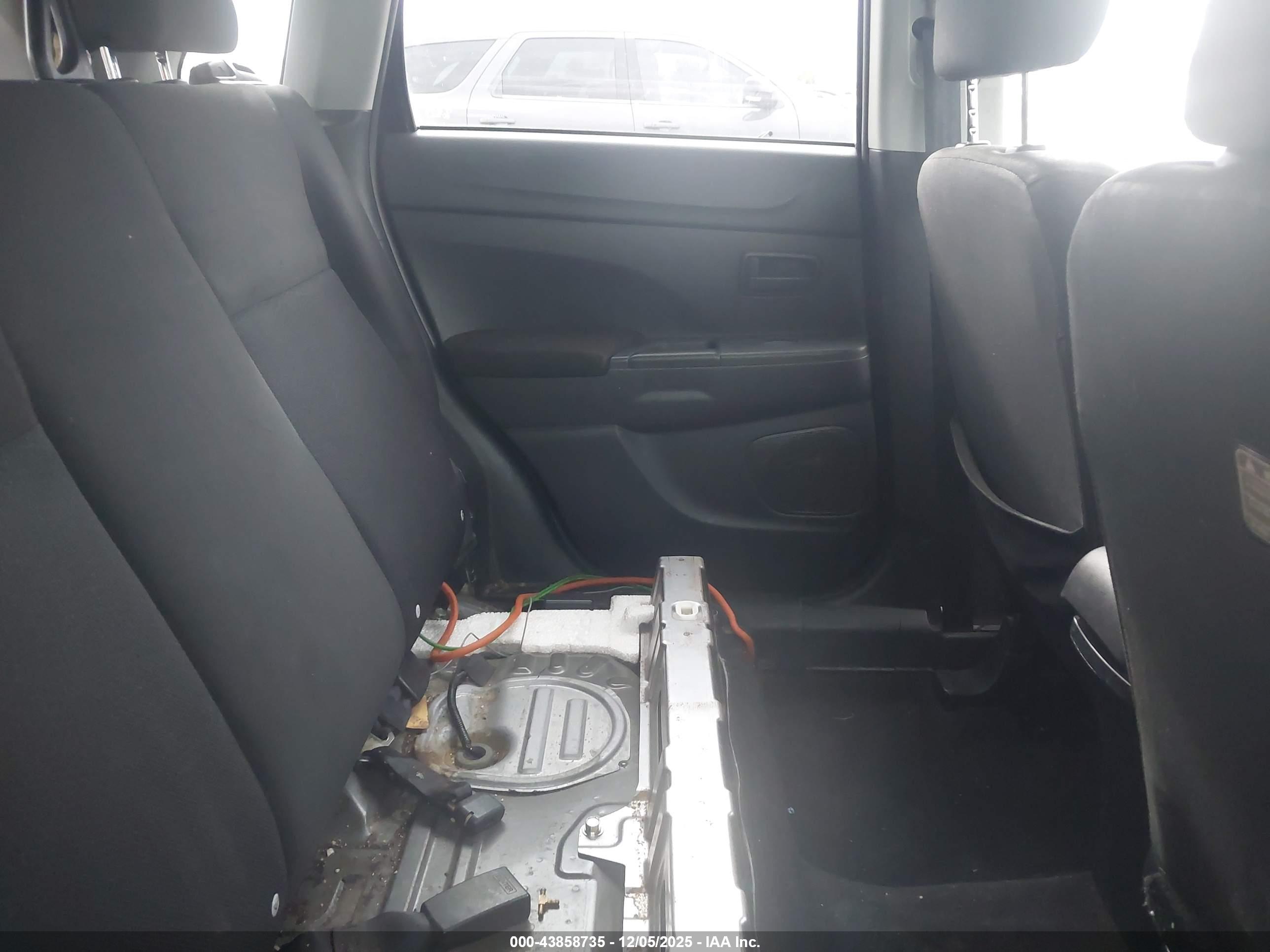 MITSUBISHI OUTLANDER image 8
