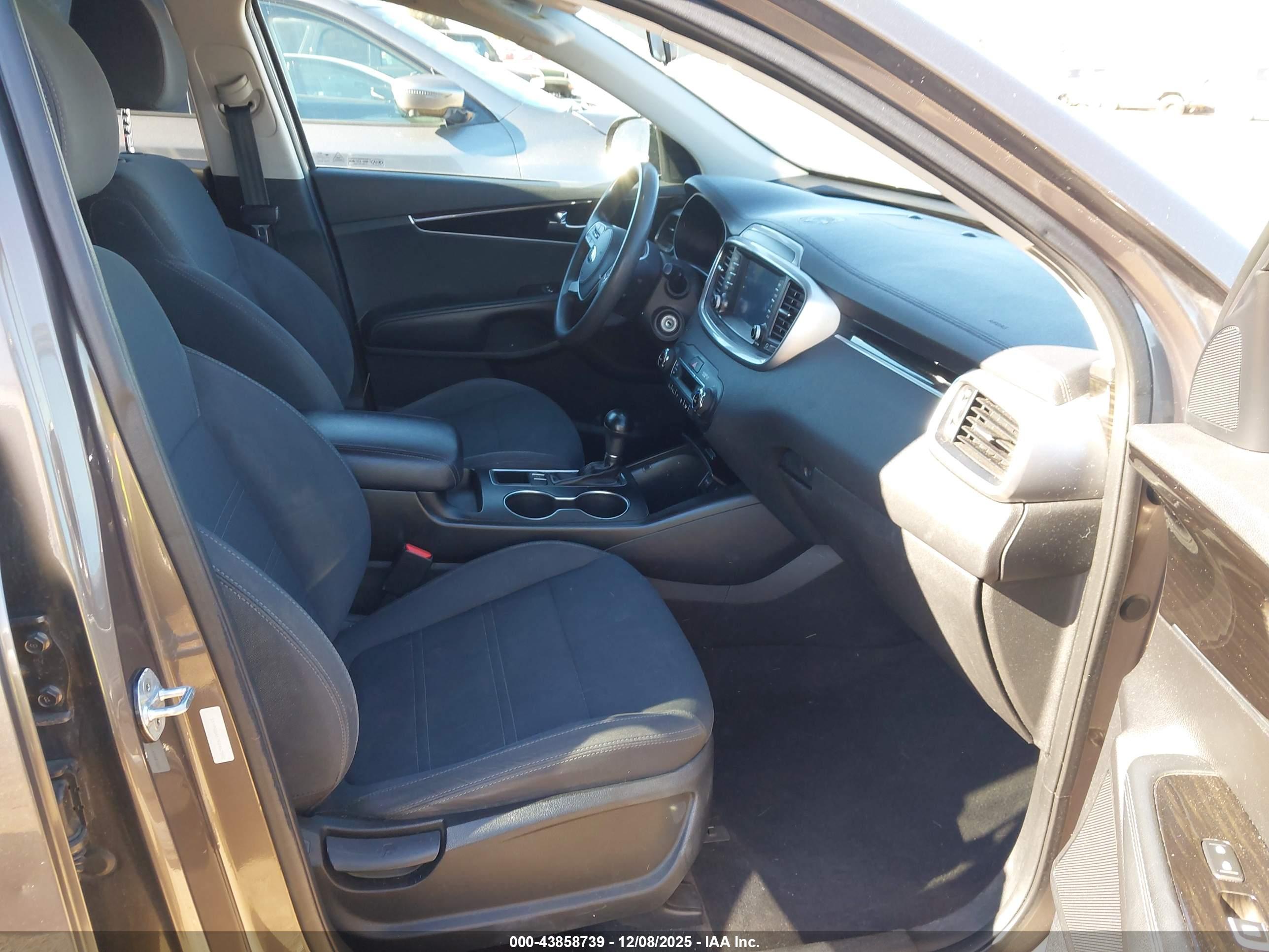 KIA SORENTO image 5