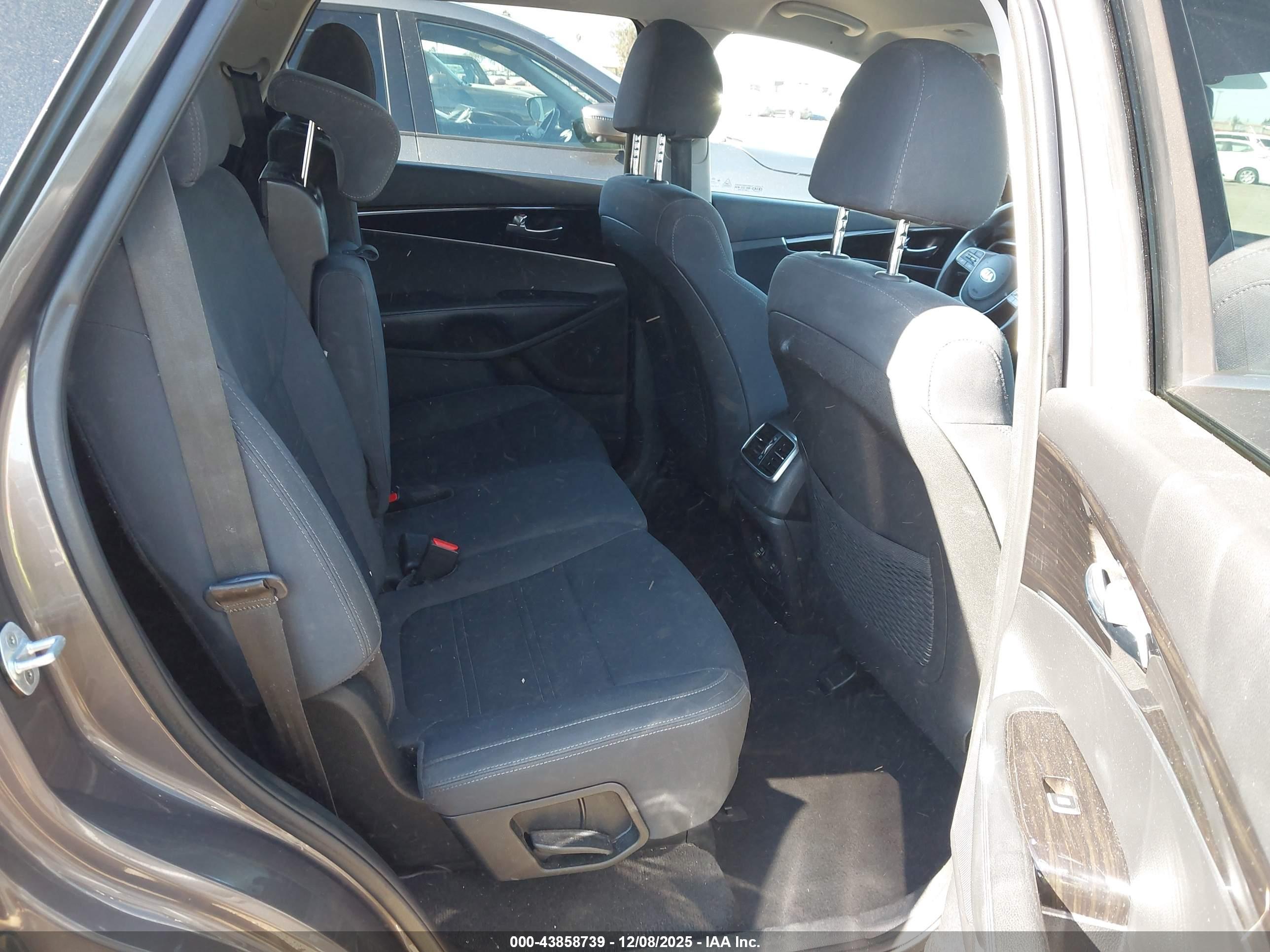 KIA SORENTO image 8