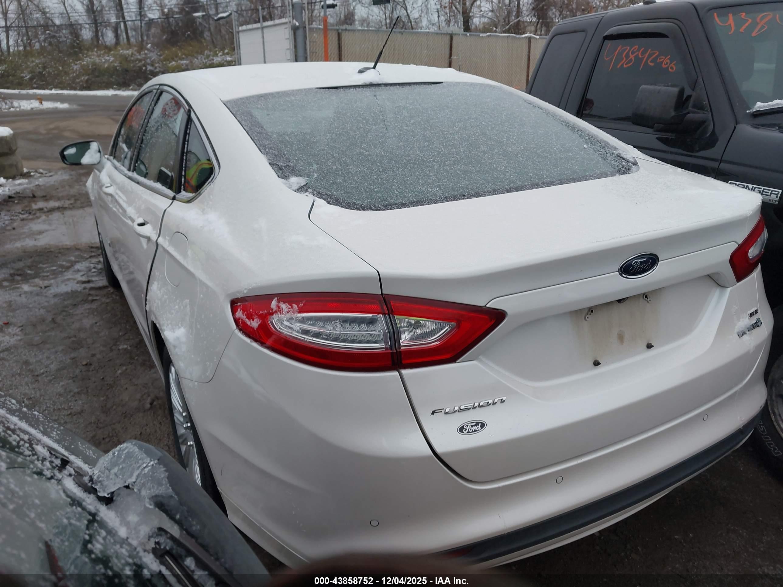 FORD FUSION image 3