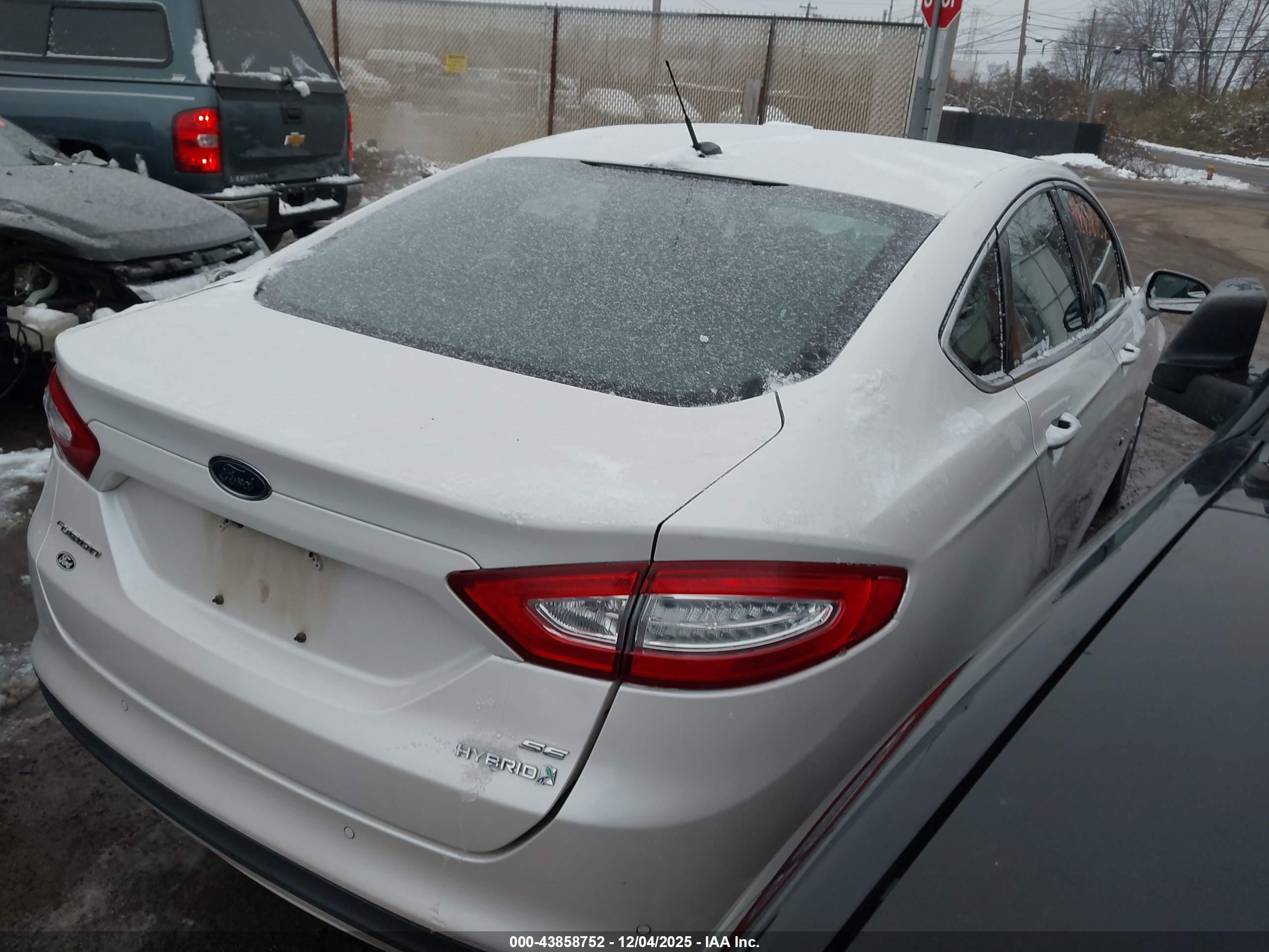 FORD FUSION image 4